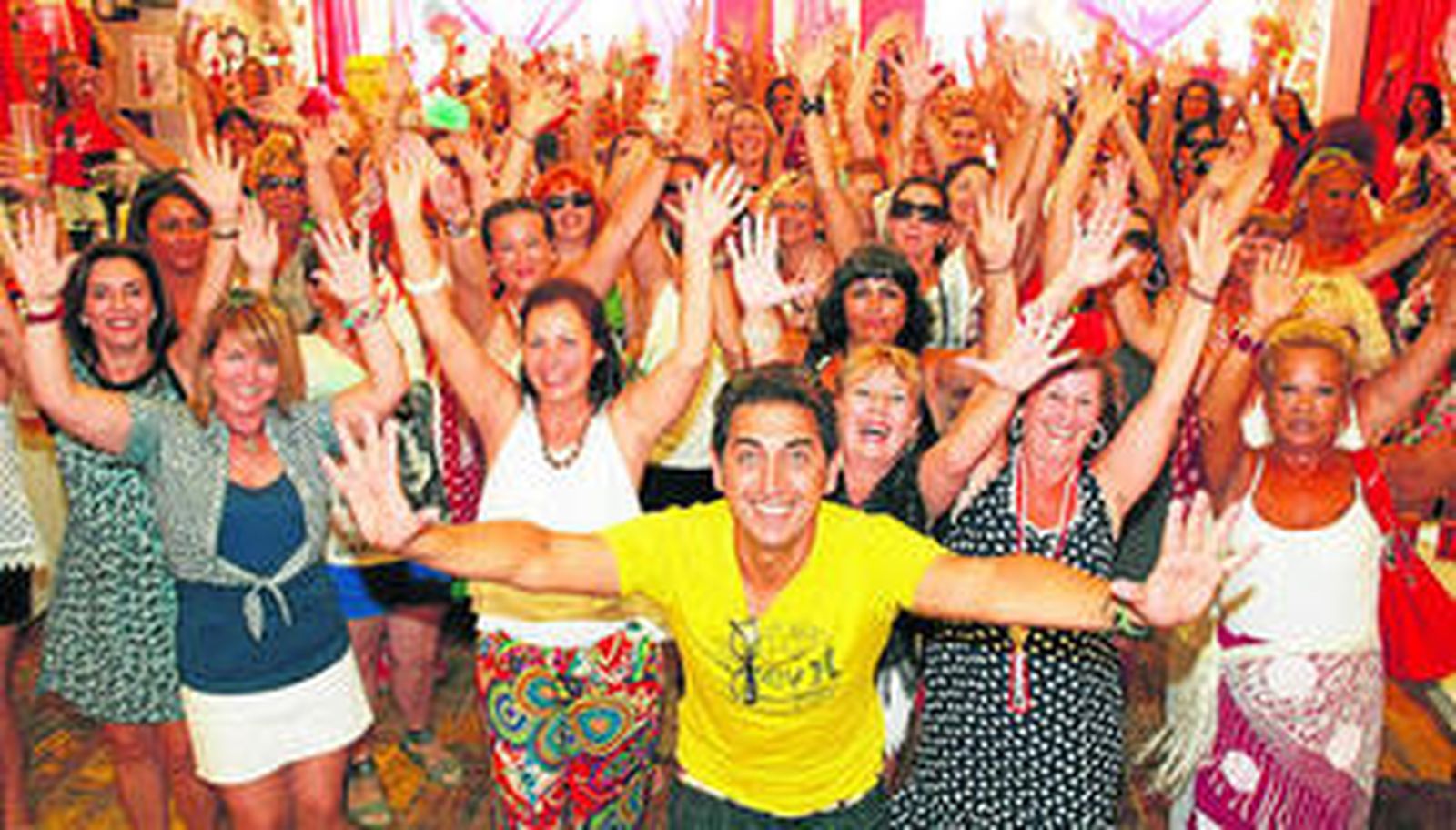 Alfonso Herrera, en el centro, celebra el décimo aniversario con las asistentes a Turí Turí el día de la mujer.