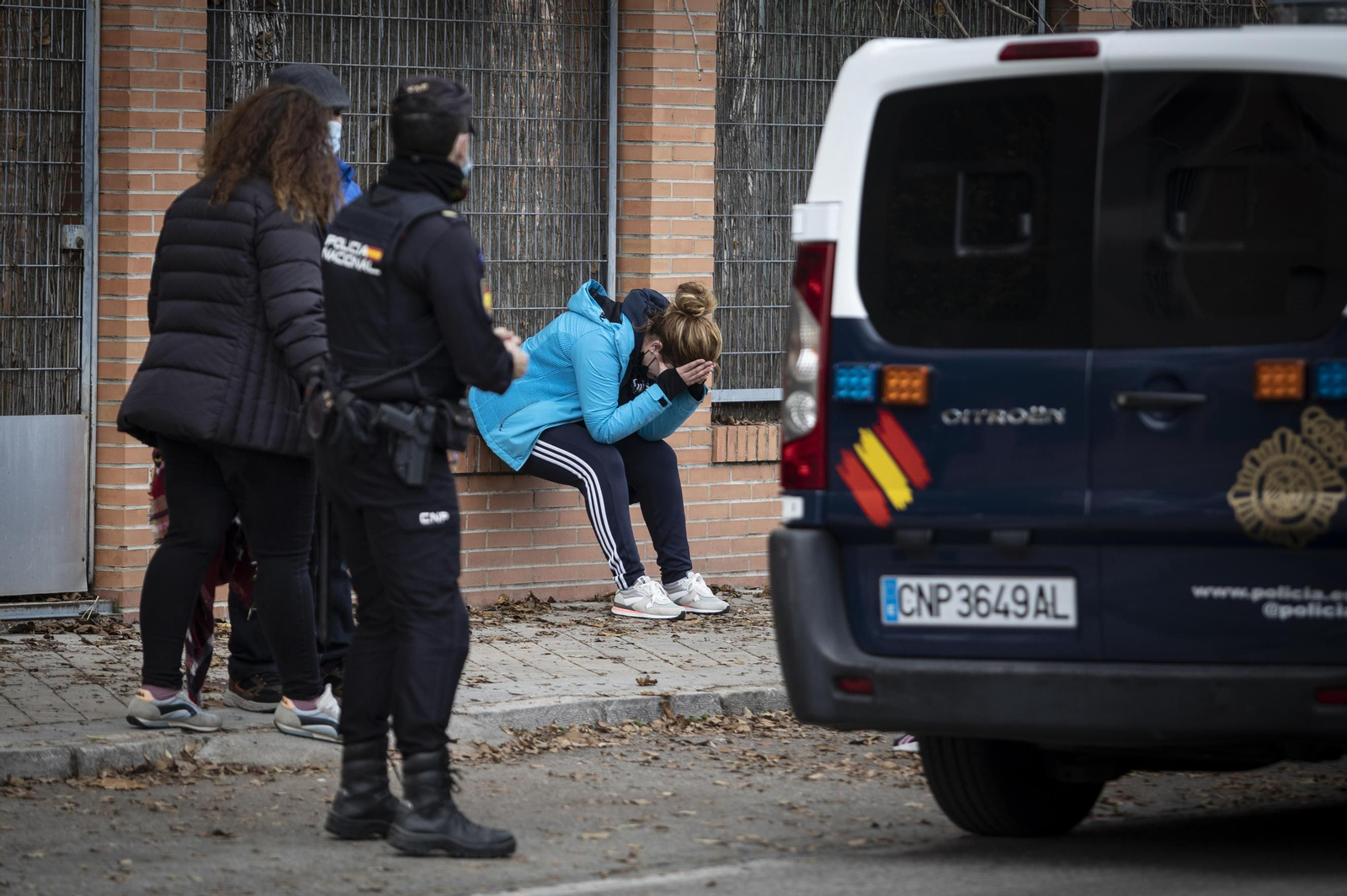 Una mujer llora en el lugar del crimen del Parque Nueva Granada Una mujer llora en el lugar del crimen del Parque Nueva Granada