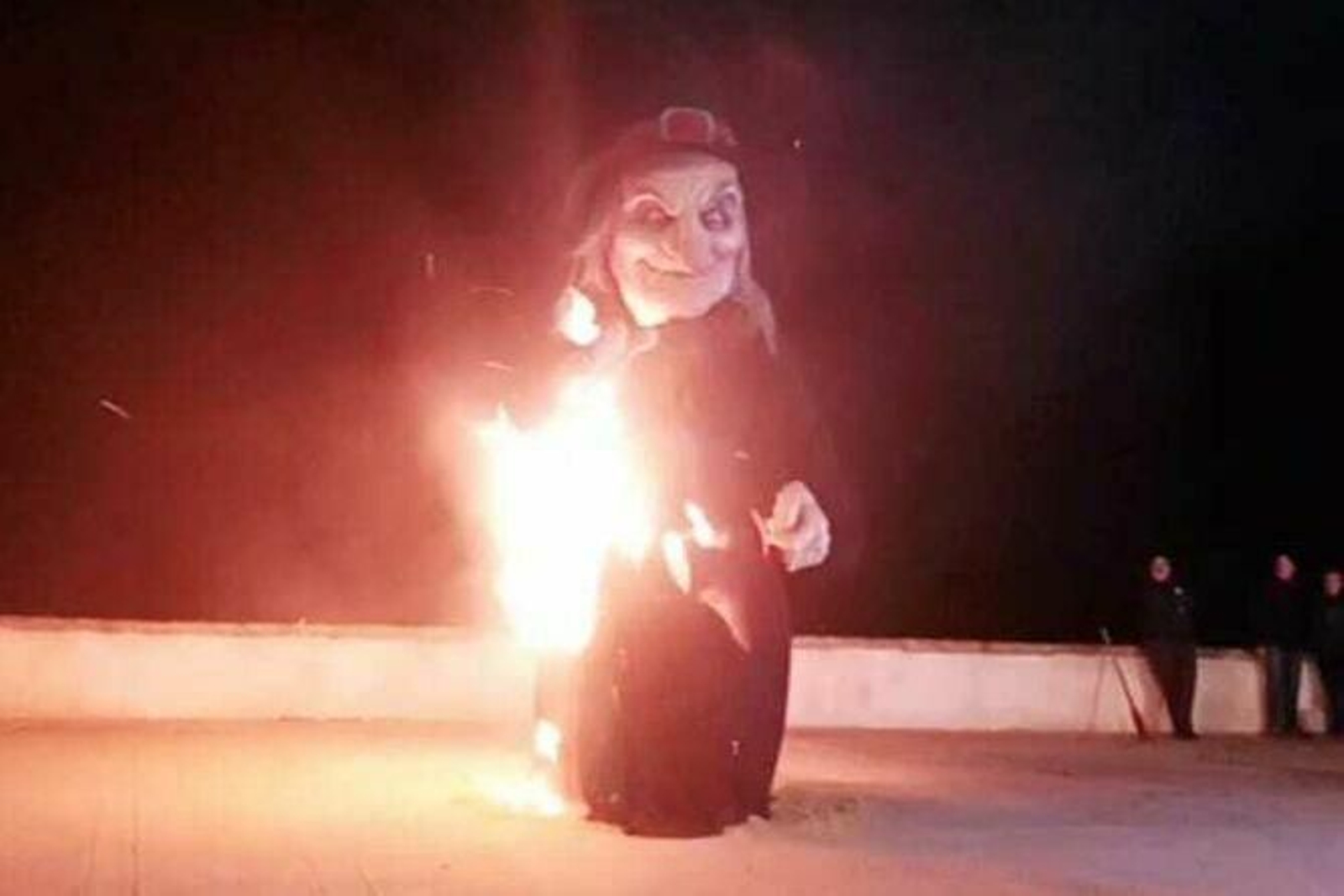 Momento en que empezó a arder la Bruja Piti.