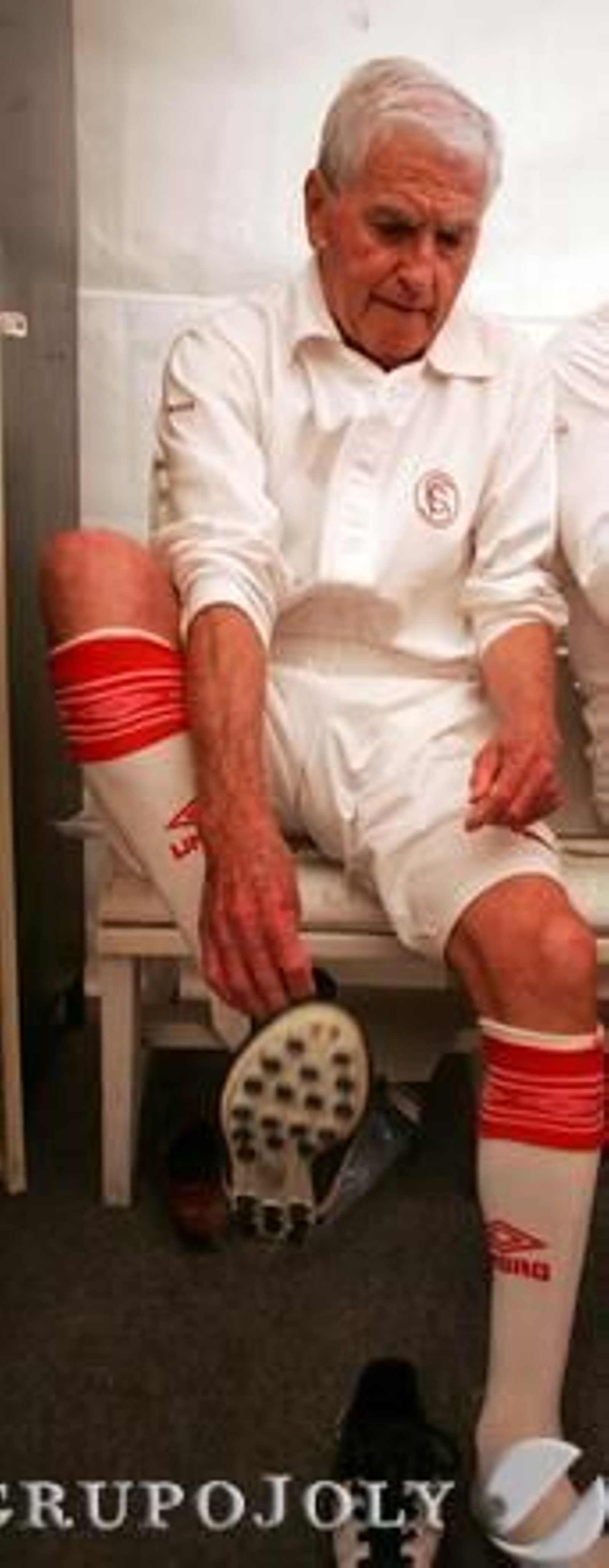 Juan Arza se prepara para un partido conmemorativo por el centenario del equipo en 2005.

Foto: D.S.