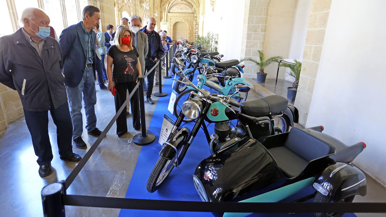 Exposición de motos clásicas en los Claustros