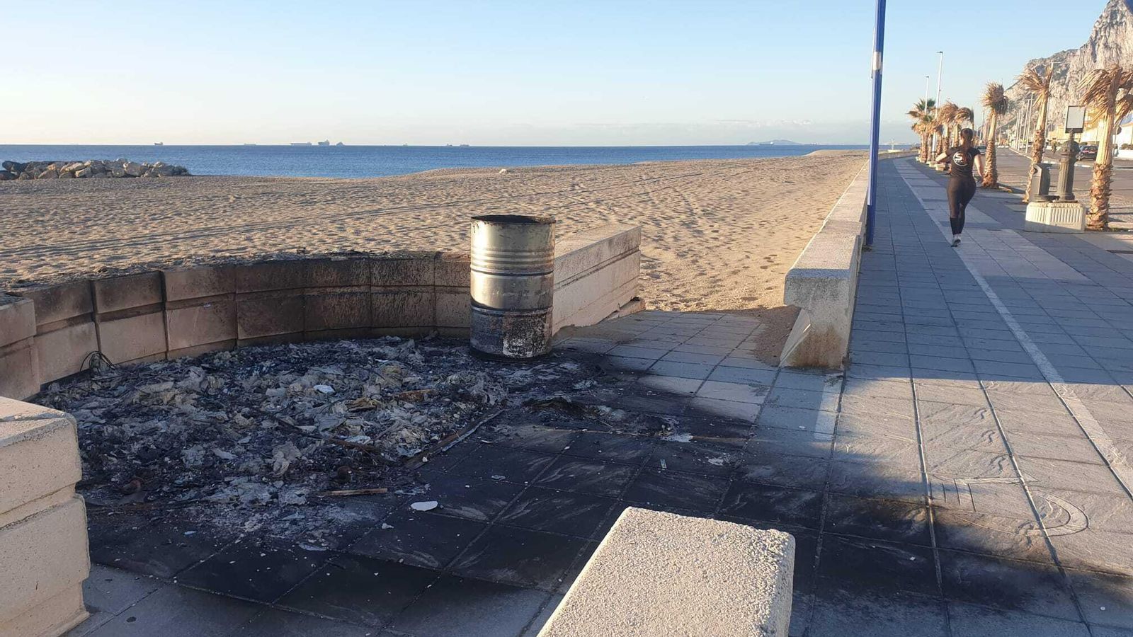 Restos de un módulo de madera quemado en la playa de Levante