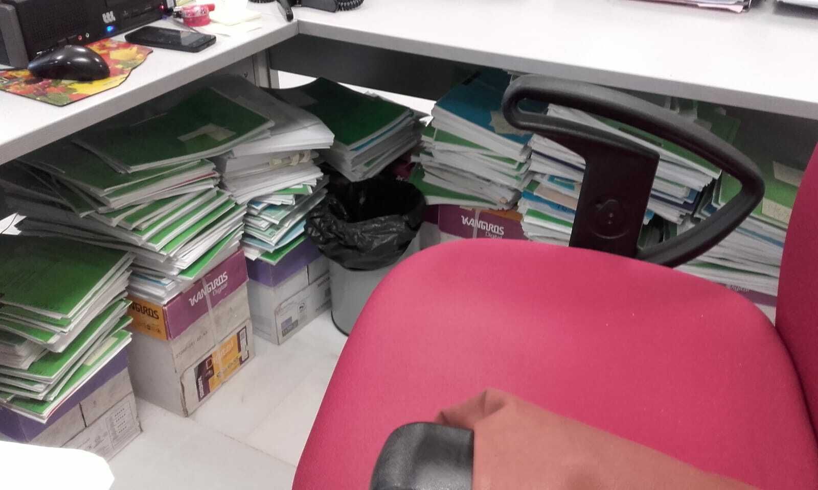 Una imagen de los juzgados con los expedientes apilados por los suelos