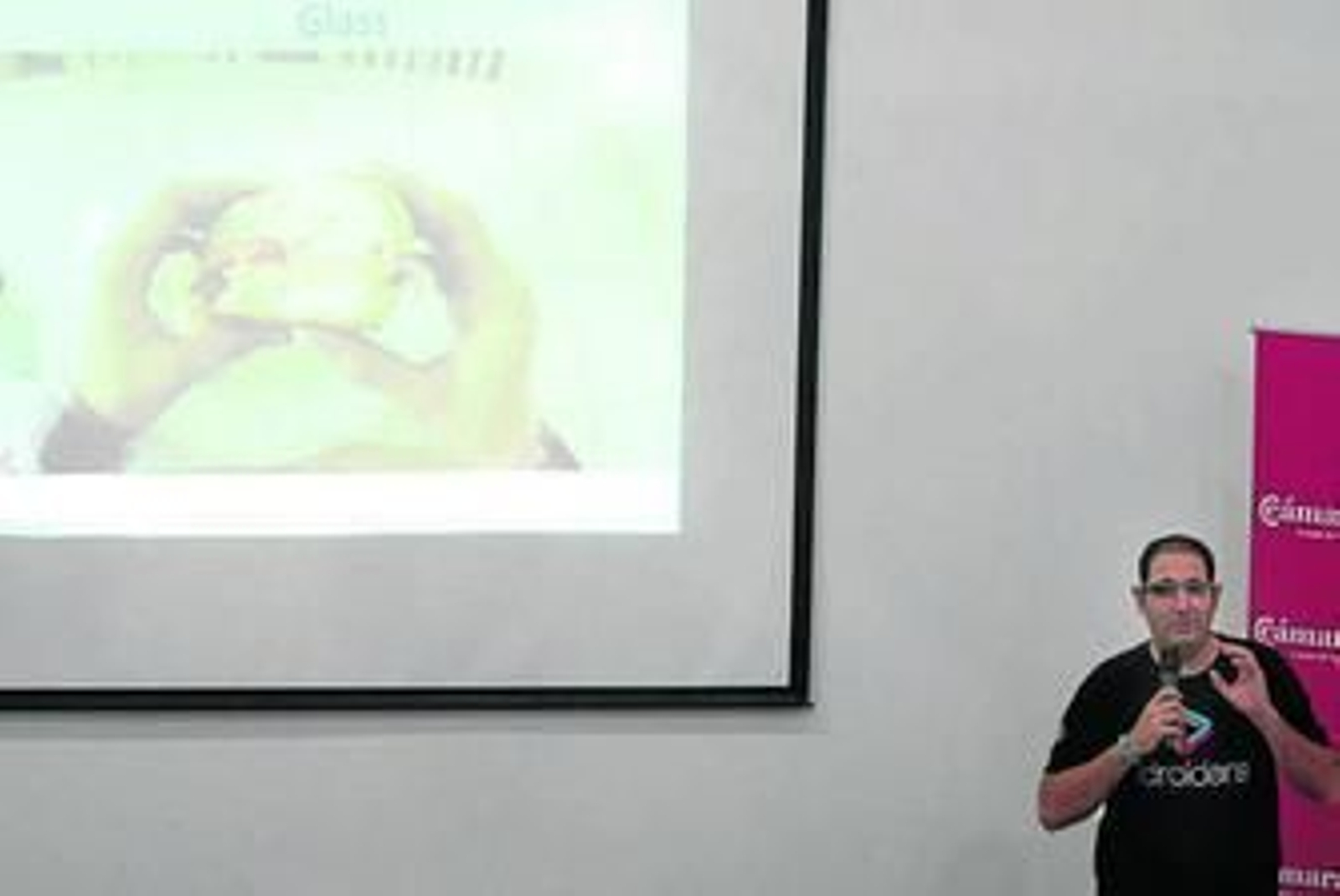 Julián Beltrán, durante su charla y con el prototipo puesto.