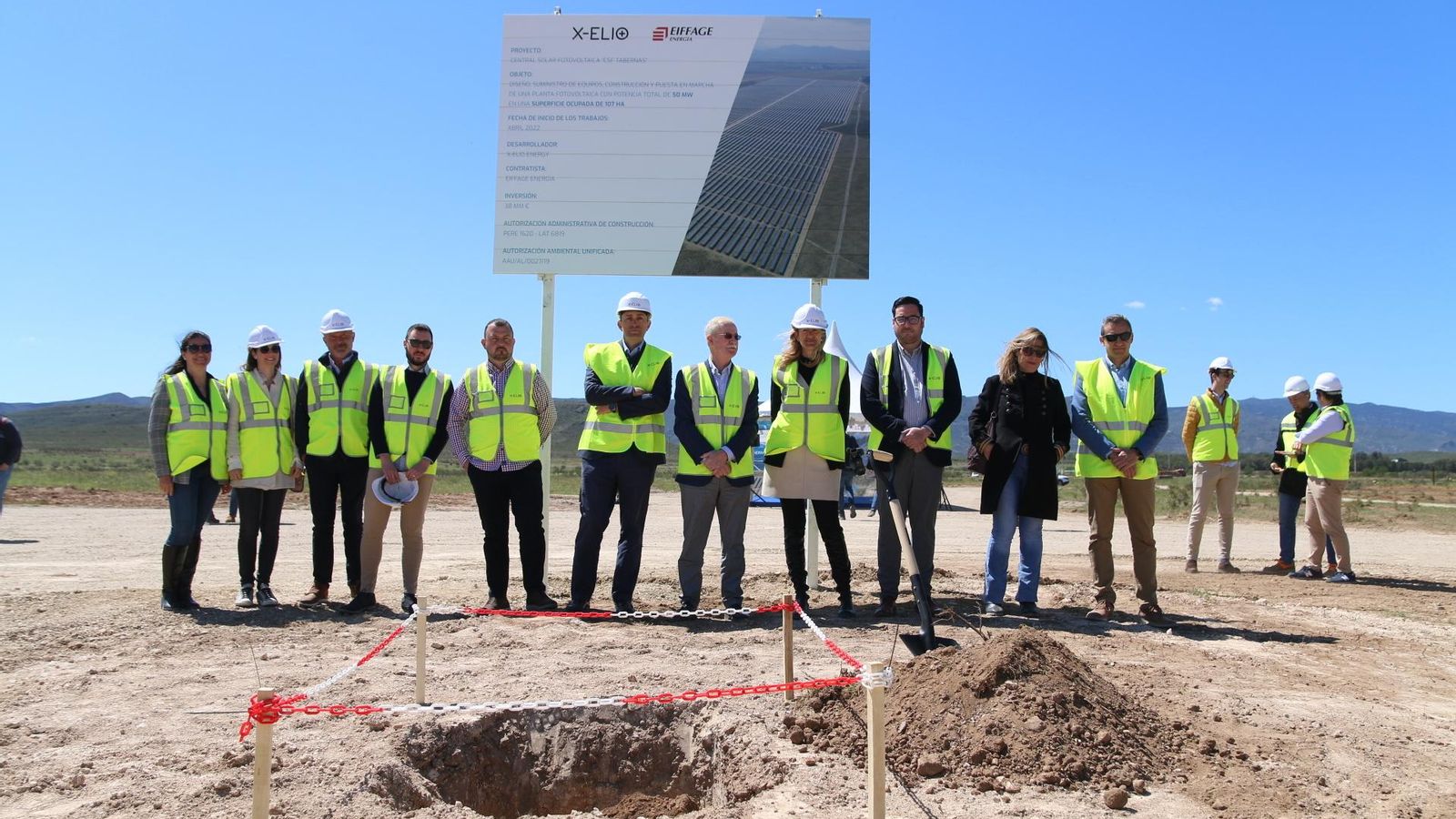 Foto de familia en el que es el pistoletazo de salida para la construcción de la planta de X-Elio de 50 MW entre Tabernas y Lucainena