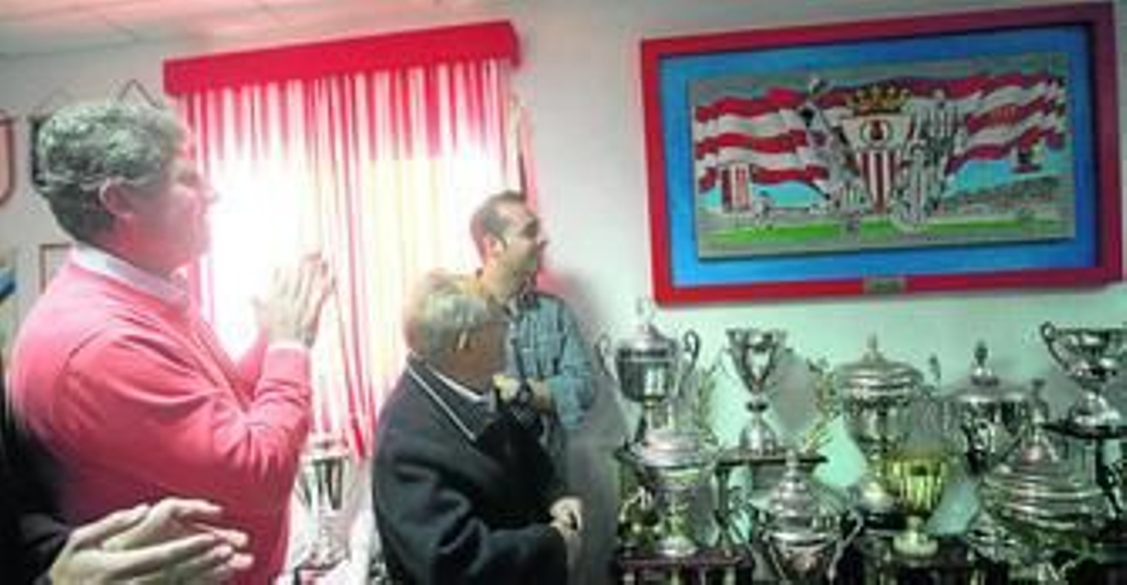 De izquierda a derecha: Julio Cabello, Periquito y Víctor Jerez, tras descubrir el cuadro de este último.