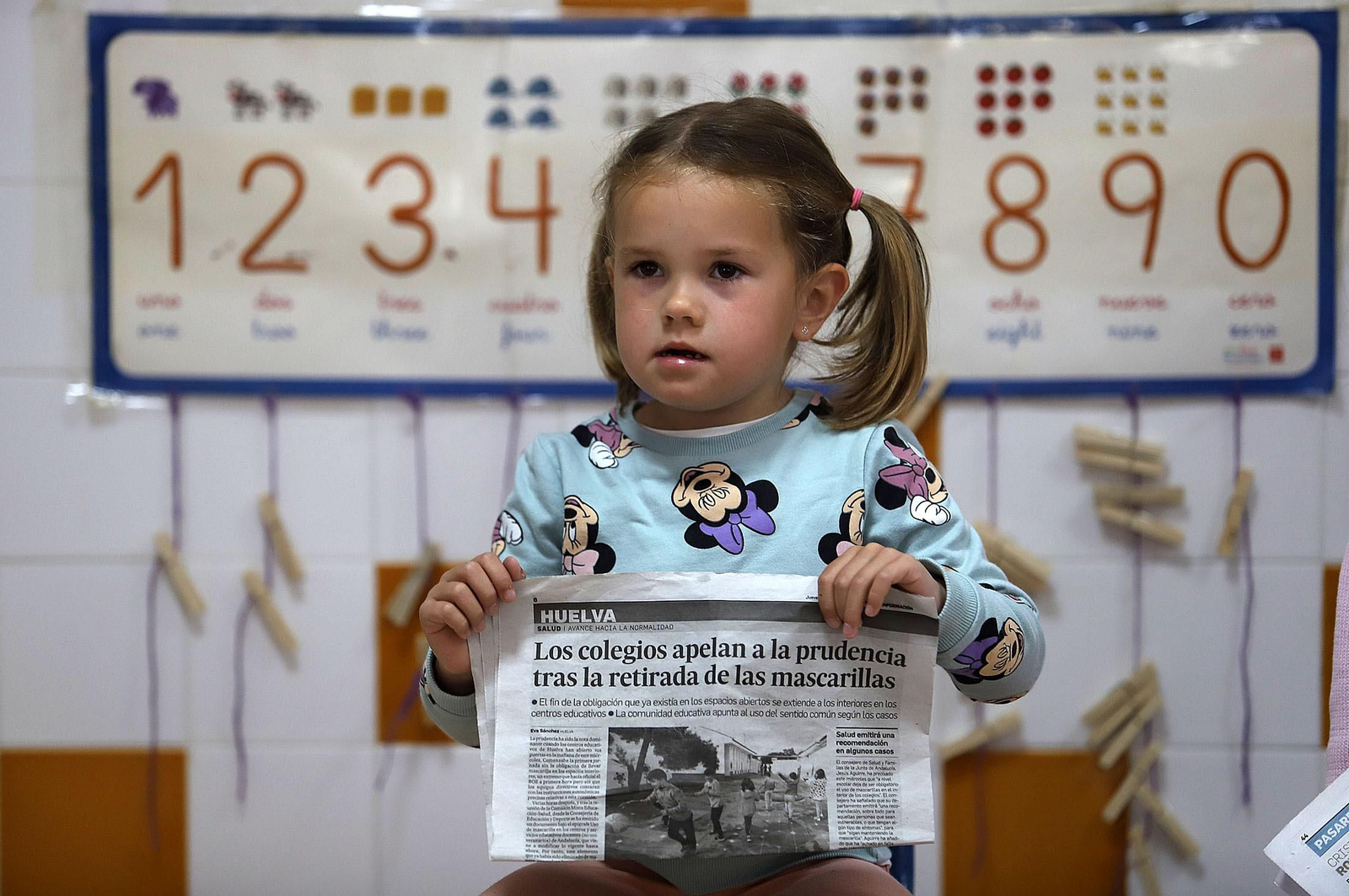 Imágenes de los alumnos de infantil de El Puntal haciendo de periodistas