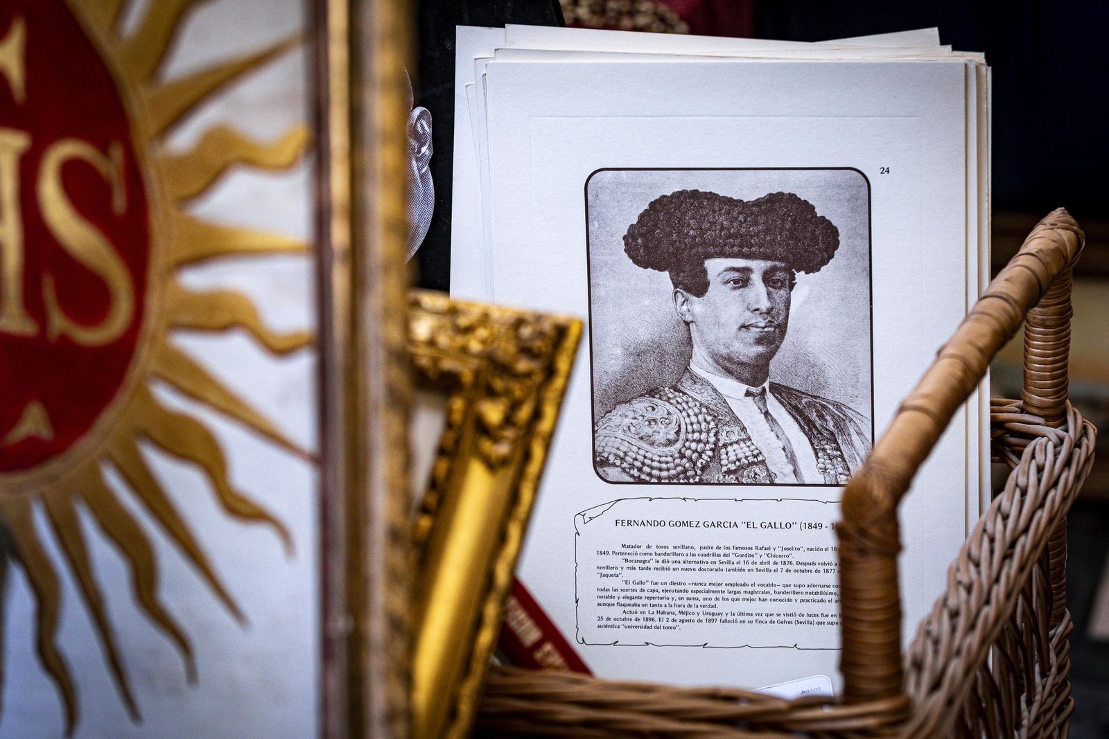Imágenes del curioso mercadillo de antigüedades en el convento de Santo Domingo en Cádiz