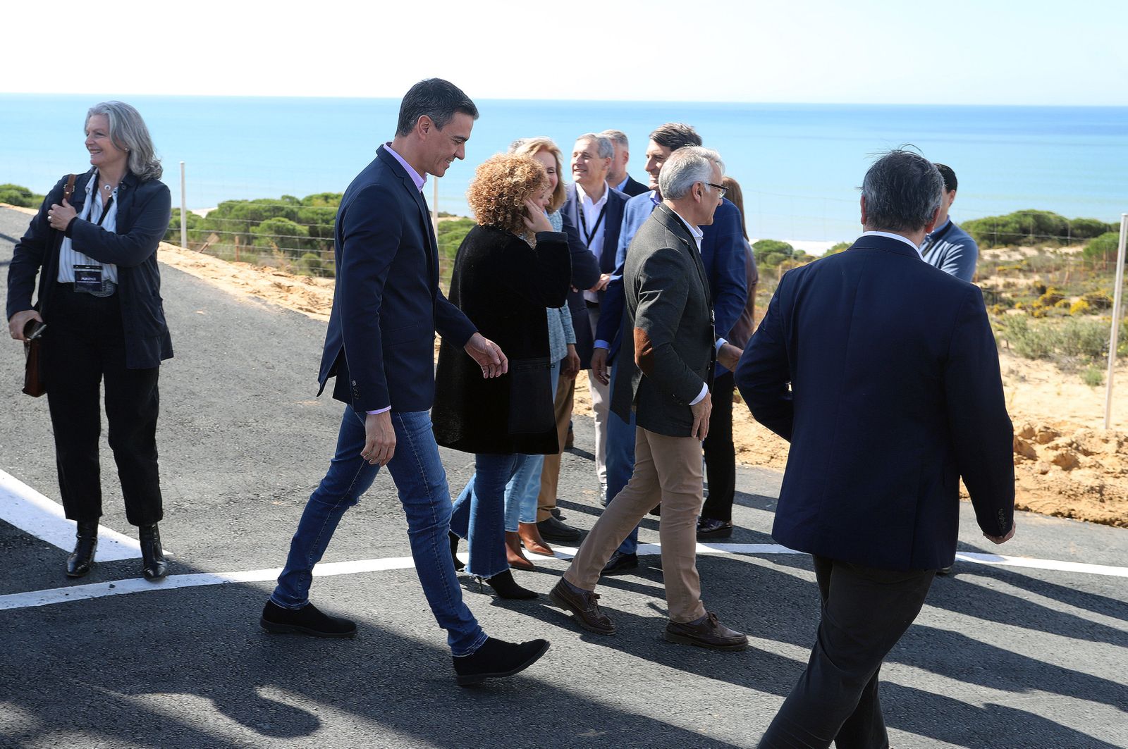 Imágenes de Pedro Sánchez en su visita al cohete Miura en la base espacial en Huelva