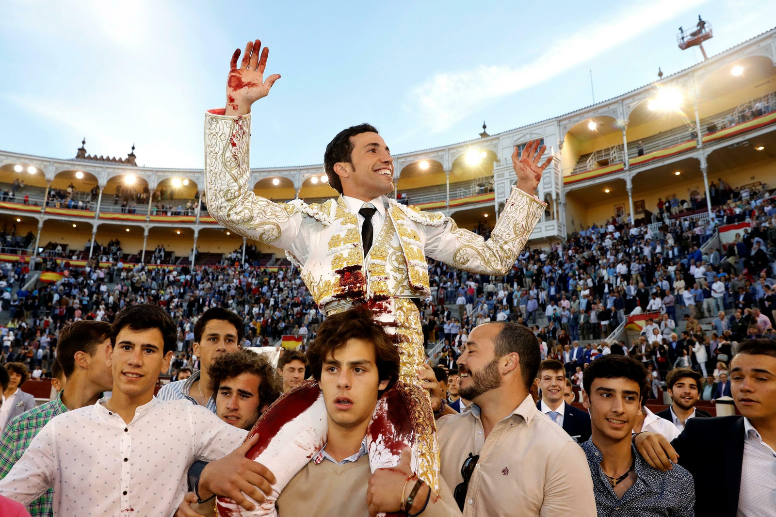 David de Miranda en su salia a hombros de la plaza de toros de Las Ventas.