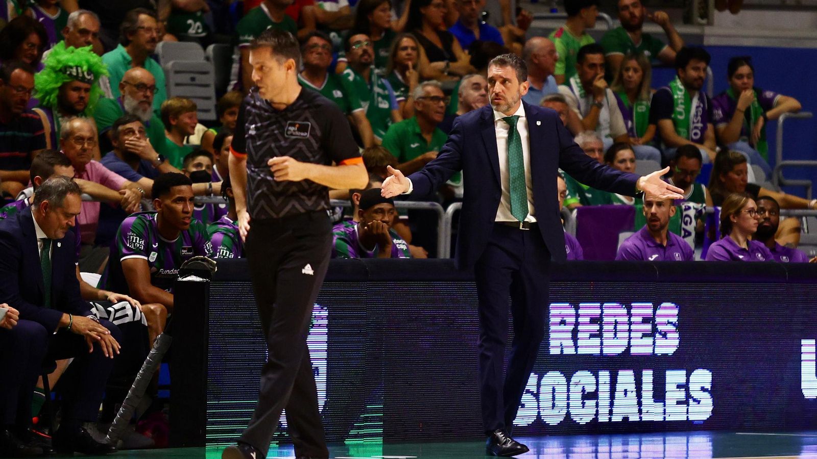 La fiesta previa del Unicaja: Subida de bandera, homenaje a Toñi García, nuevo videomarcador...