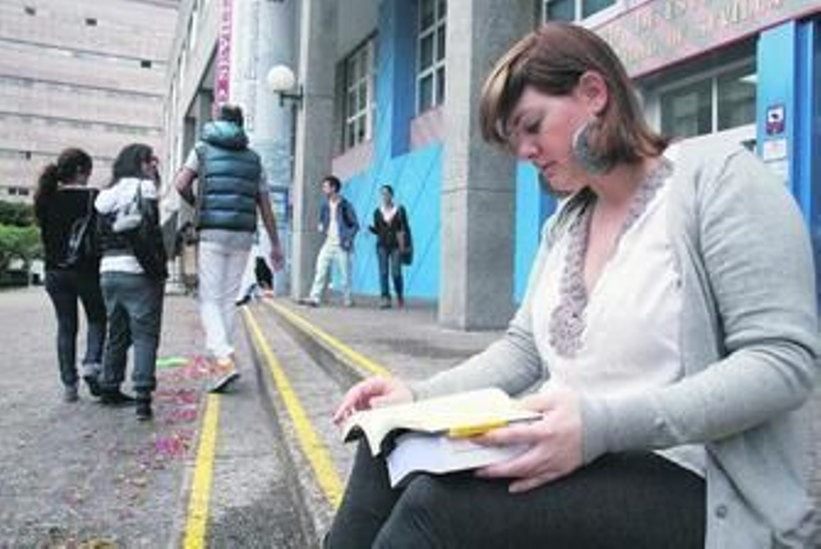 Nieves Ramírez, recién operada de miopía con cirugía refractaria, lee sin ayuda de lupas o gafas.