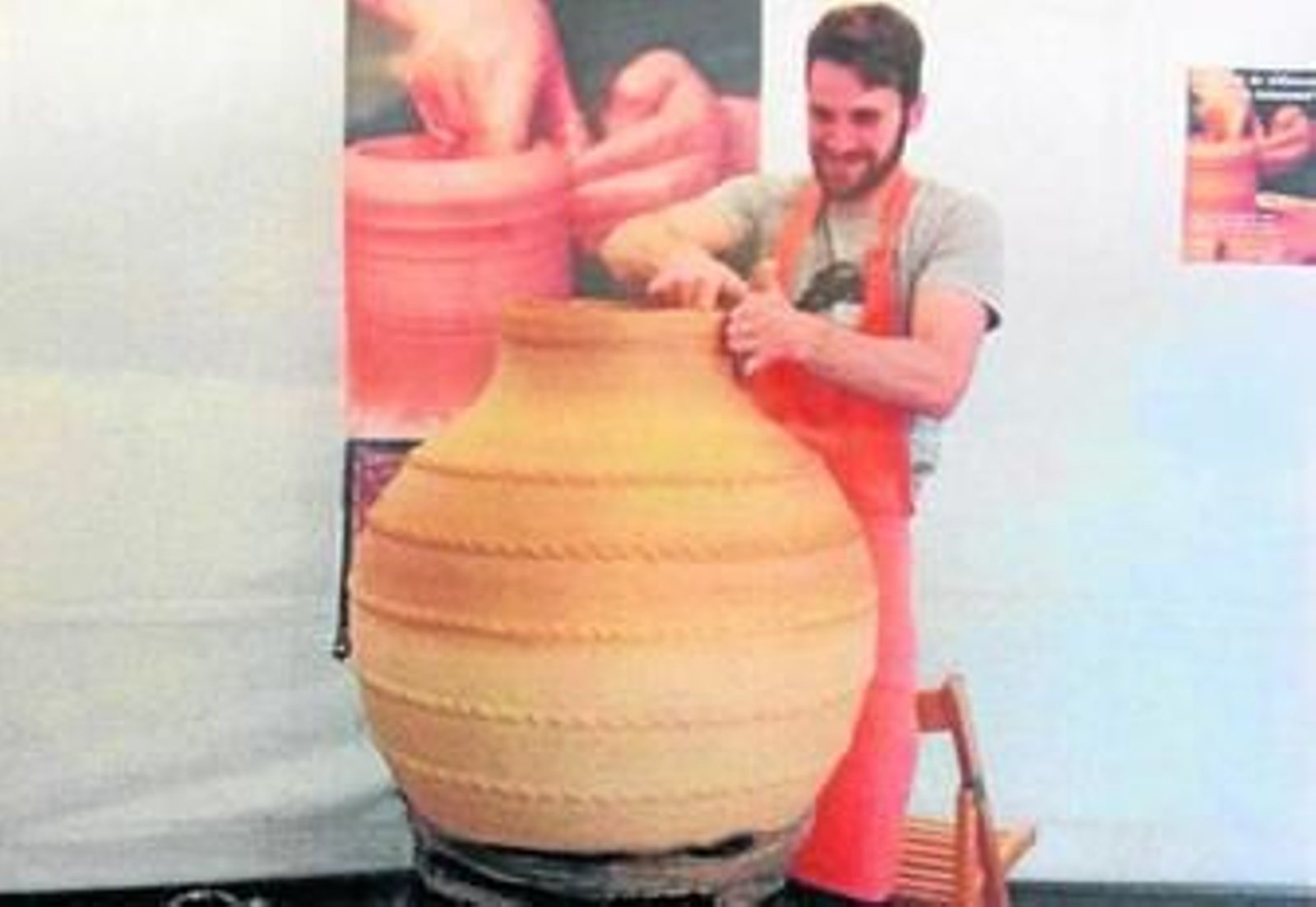 Realizaron una pieza en la que la concejal de Comercio de Salamanca, Almudena Parres, grabó la huella de su mano.