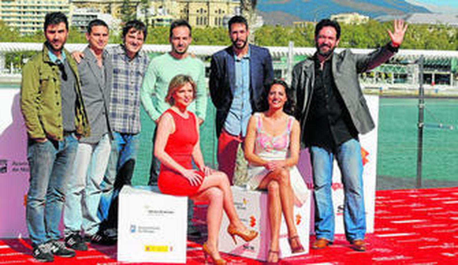 Enrique García saluda a las cámaras junto a parte del reparto de '321 días en Míchigan', ayer, en el Muelle Uno.