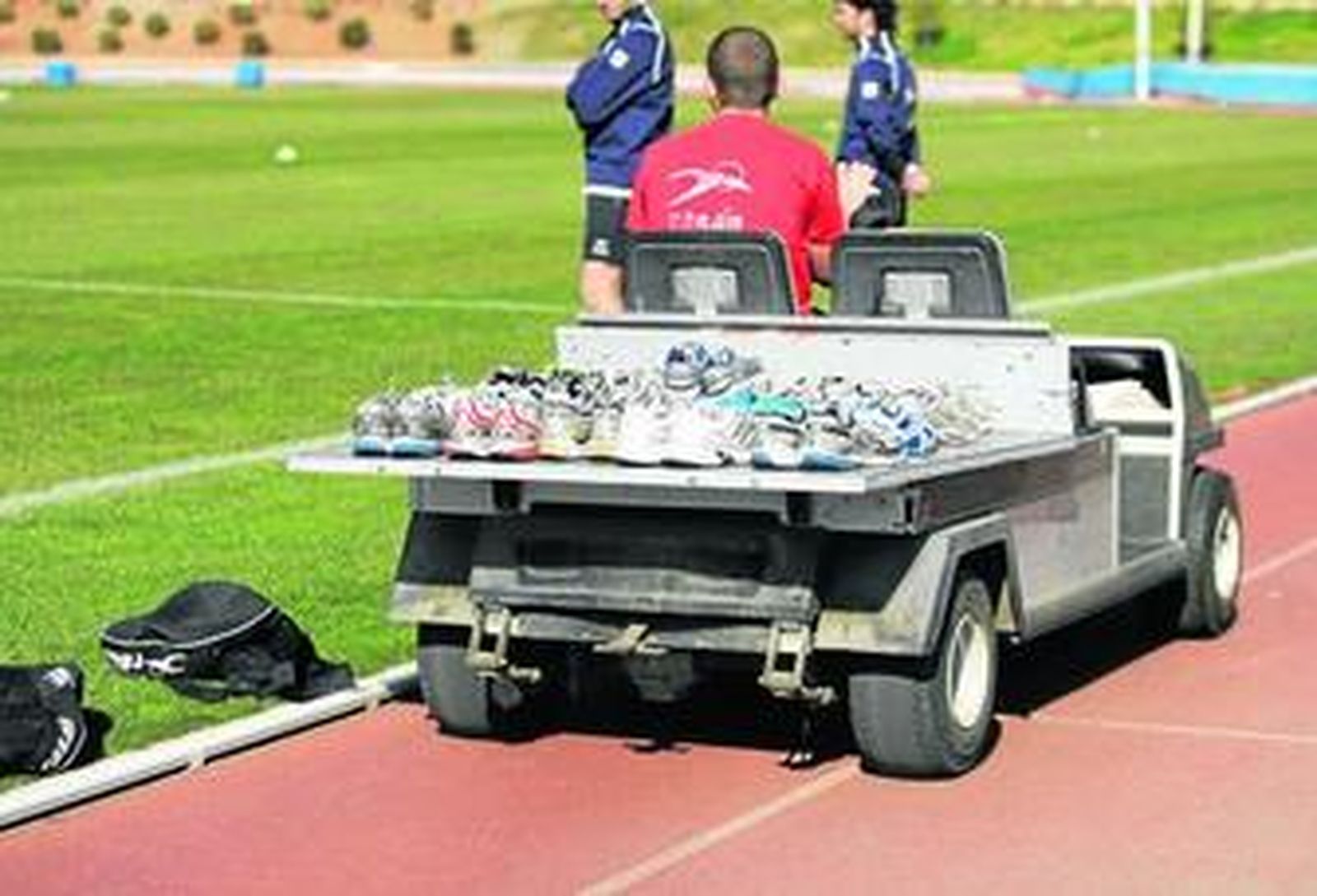 Federico, uno de los utilleros, lleva el vehículo con los tenis de los jugadores.