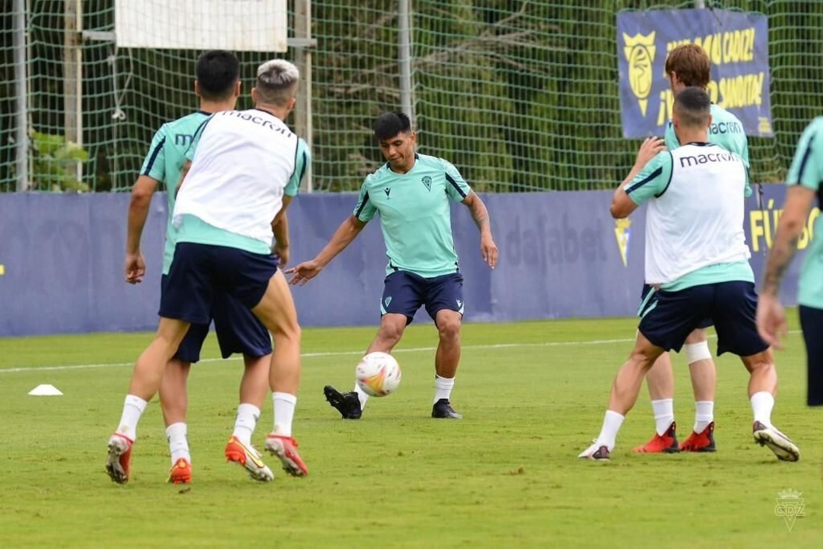 Arzamendia con el balón en un entrenamiento.
