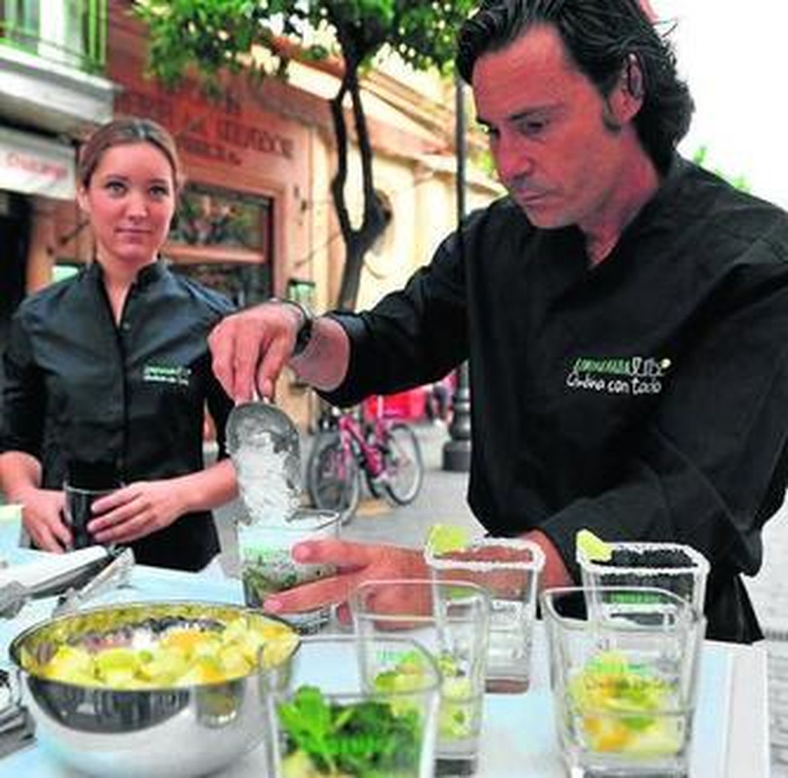 Cócteles de Limón&Nada, ayer en la Plaza del Salvador.