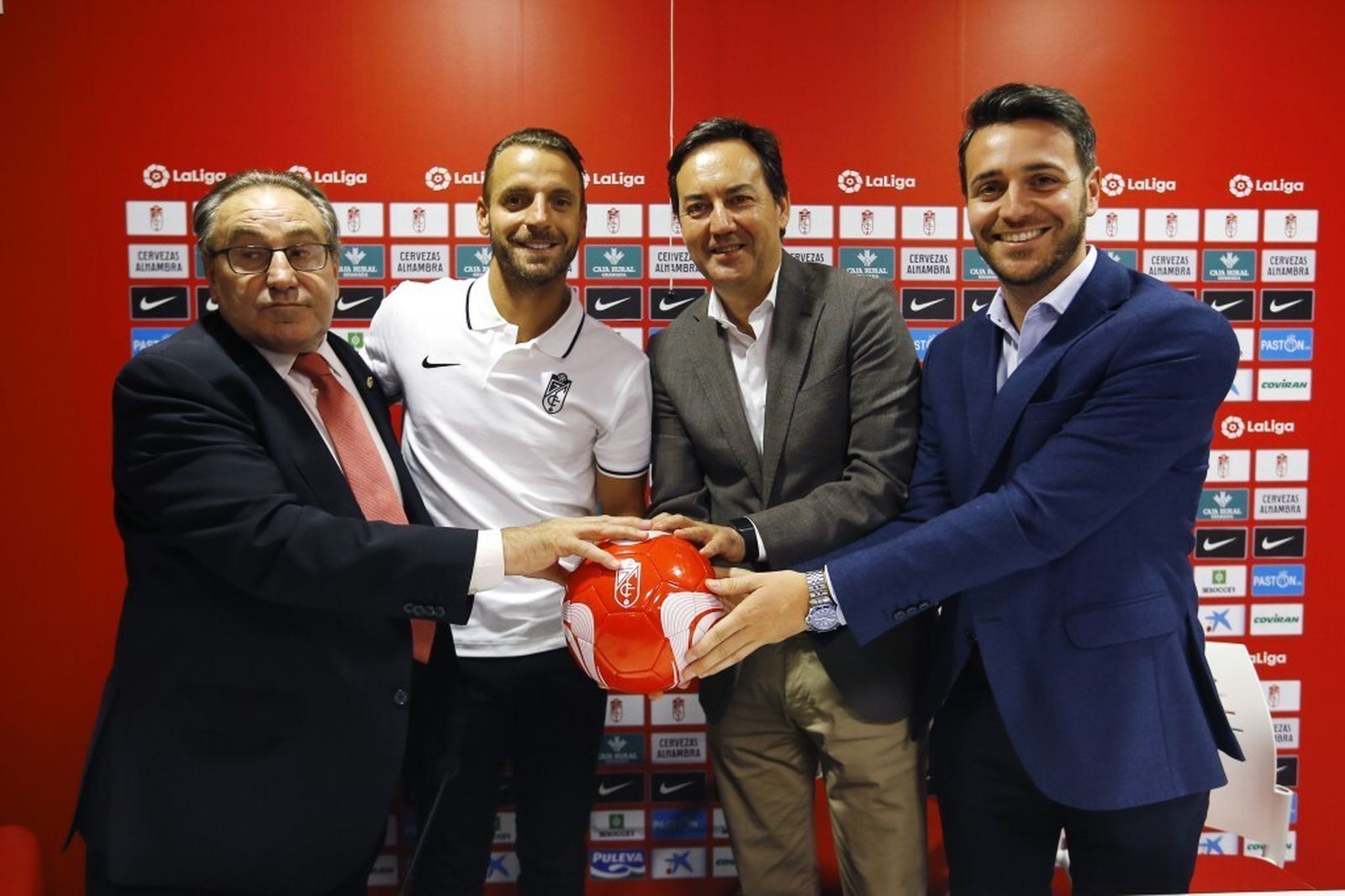 Fran Sánchez posa junto a Monterrubio y Macanás en la presentación de Soldado