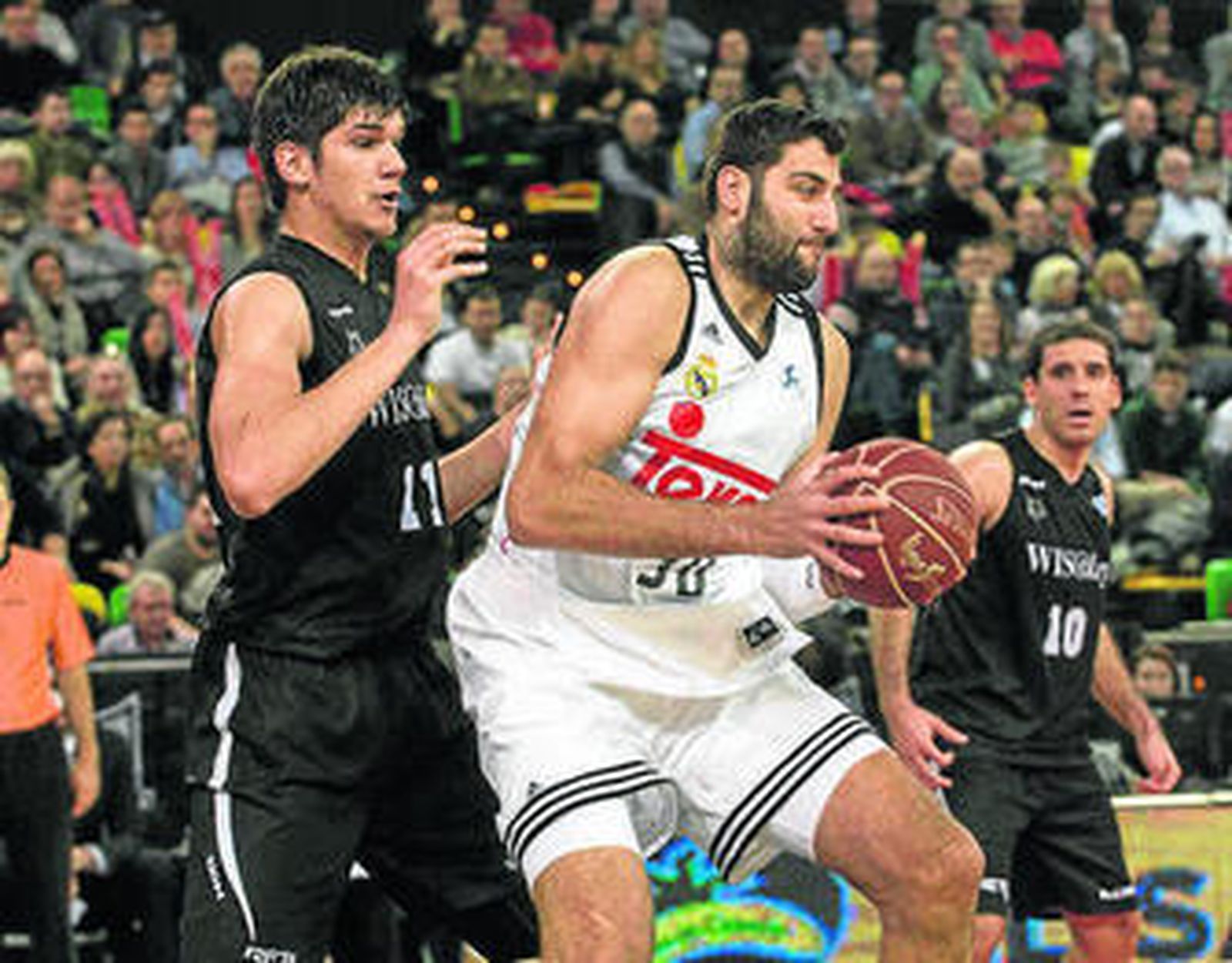 Marko Todorovic defiende al madridista Bourousis.