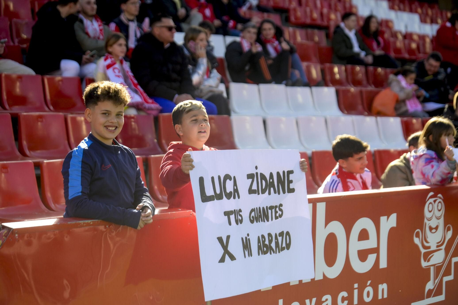 Encuéntrate en la grada y en el recibimiento al Granada CF