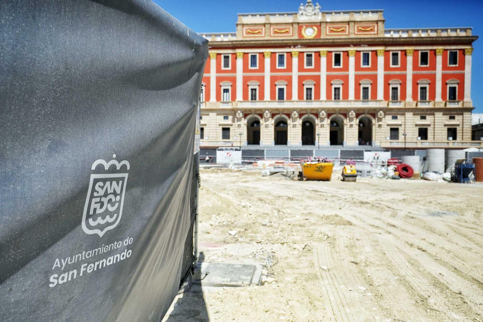 Las obras de la plaza del Rey de San Fernando. Al fondo, el Ayuntamiento tras su reciente rehabilitación.