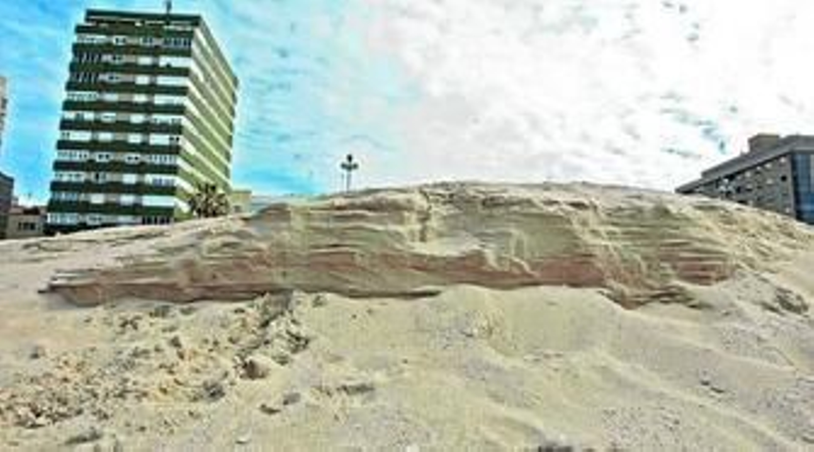 Uno de los grandes escalones de arena que se han producido en la playa Victoria durante los temporales.