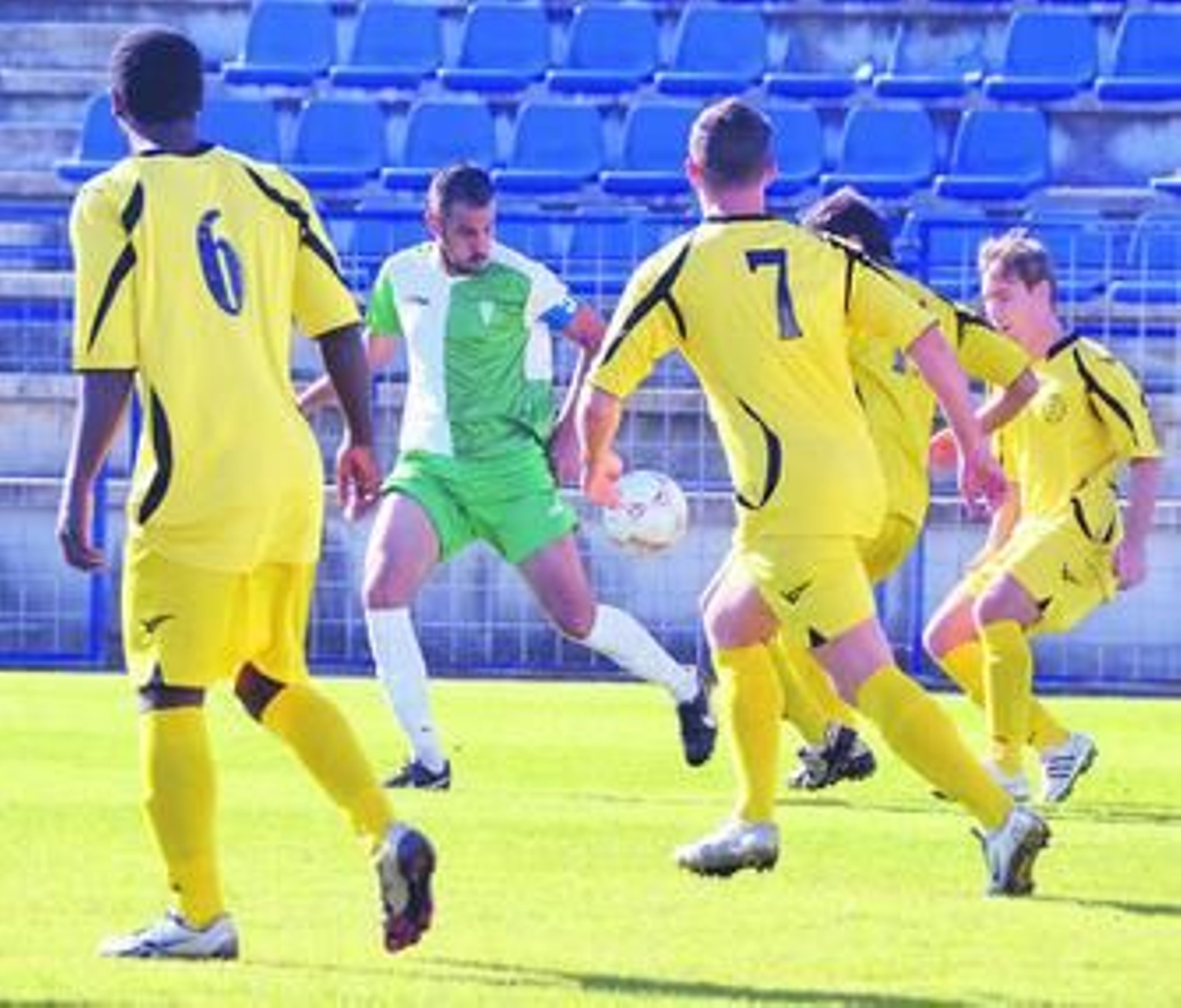 Cuatro jugadores del Novo acechan a uno del Federico Mayo.