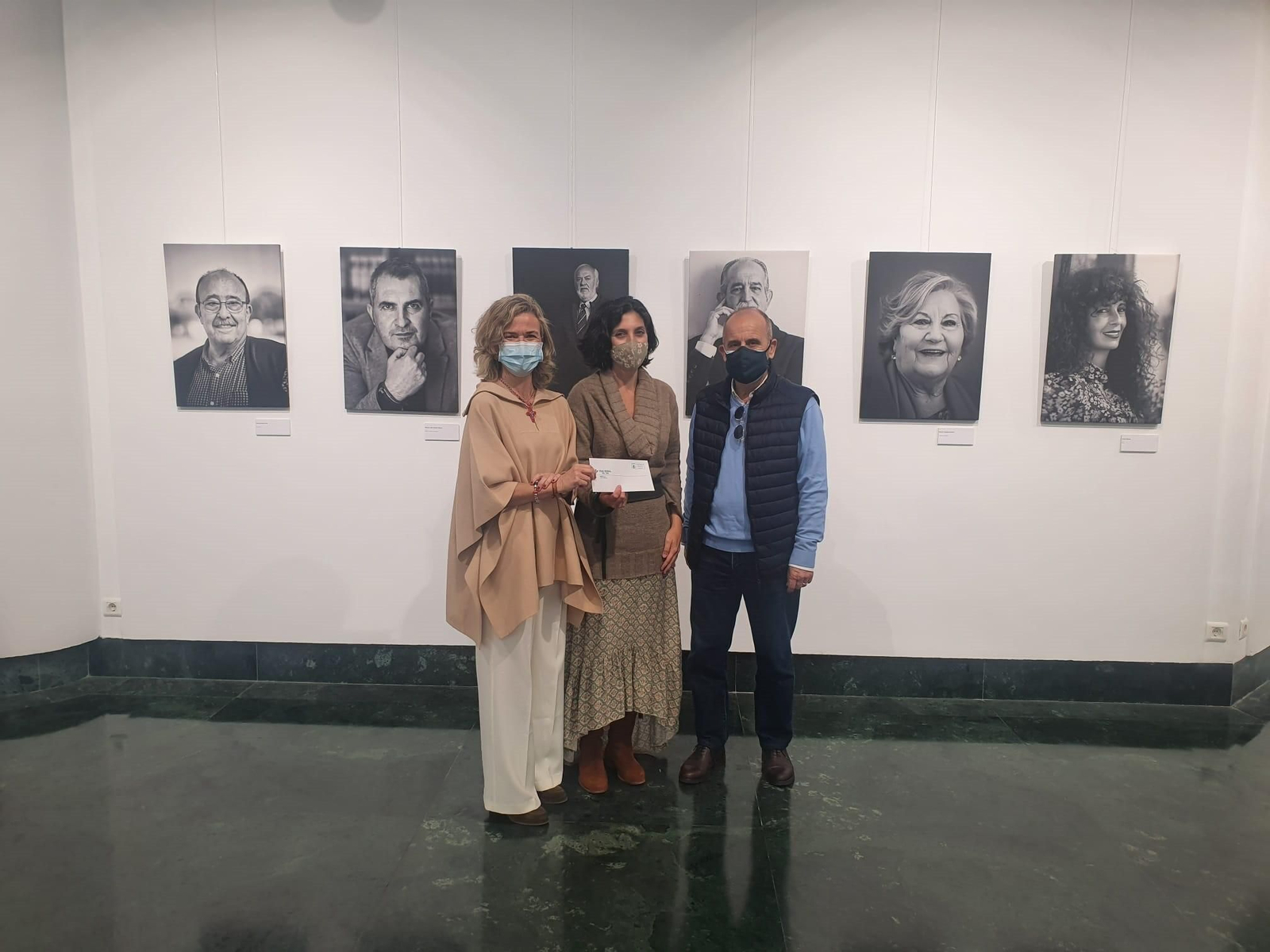 La representante de la Fundación junto a Pilar Vizcaíno y el autor.