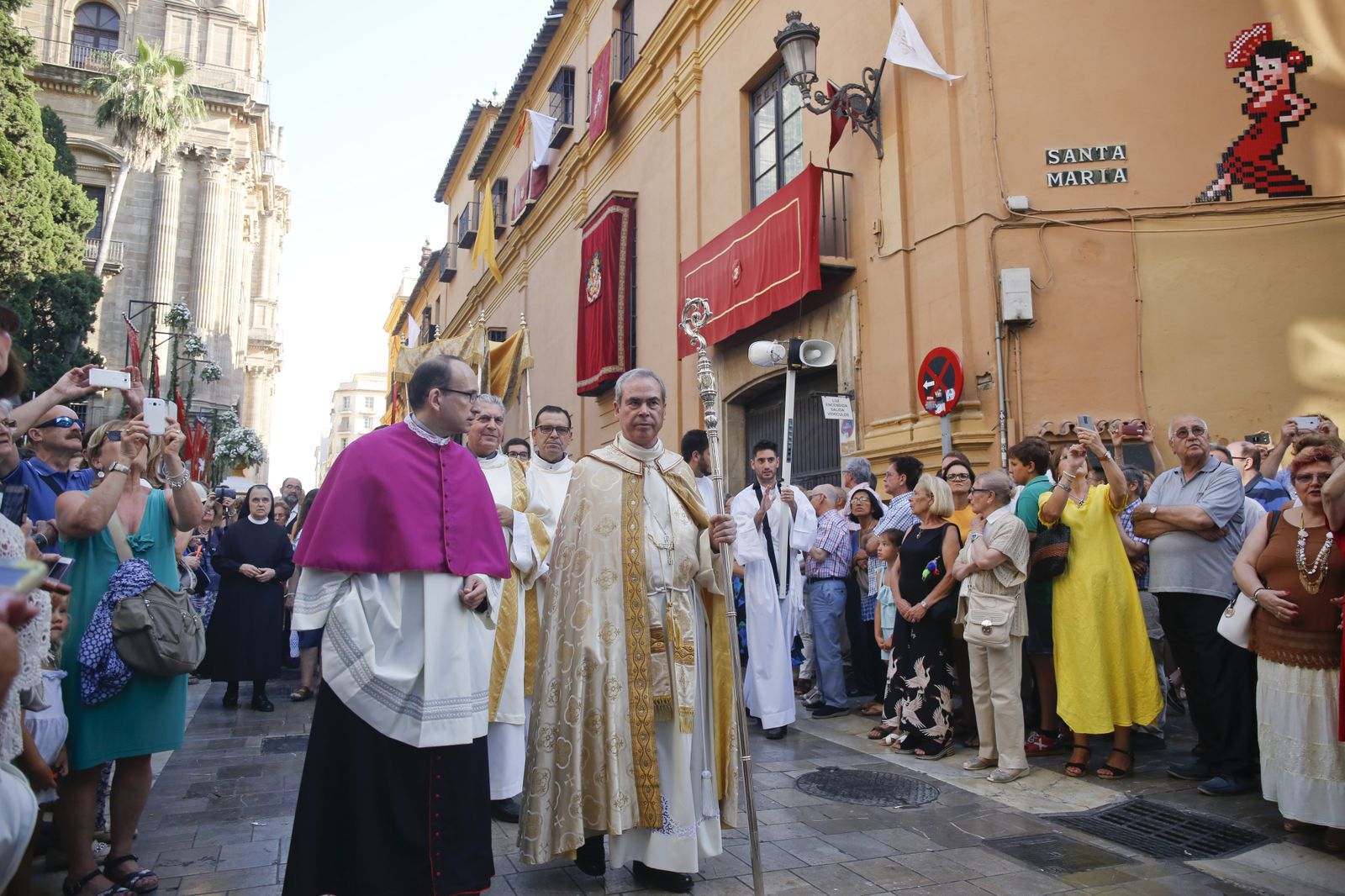 El obispo Jesús Catalá, junto al delegado de Liturgia, Alejandro Pérez, en el Corpus.