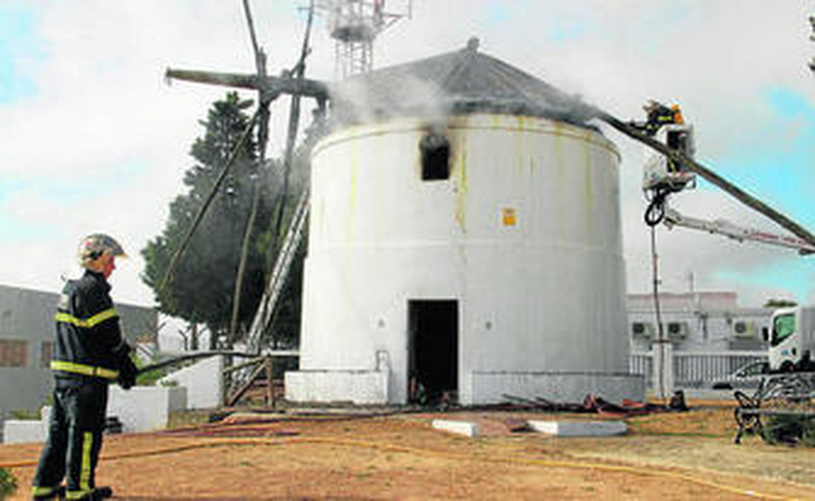El material de construcción del molino favoreció la rápida propagación del fuego.