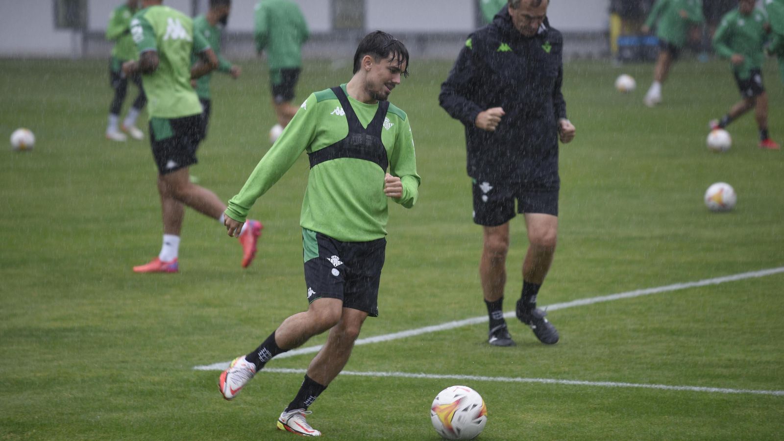 Rodri conduce la pelota con Cousillas al fondo.