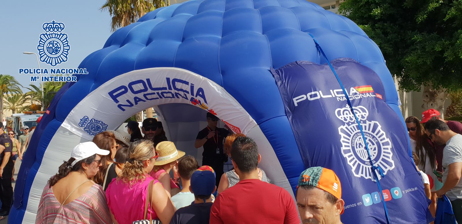 Agentes de la Policía Nacional dan seguridad en la Vuelta Ciclista a España