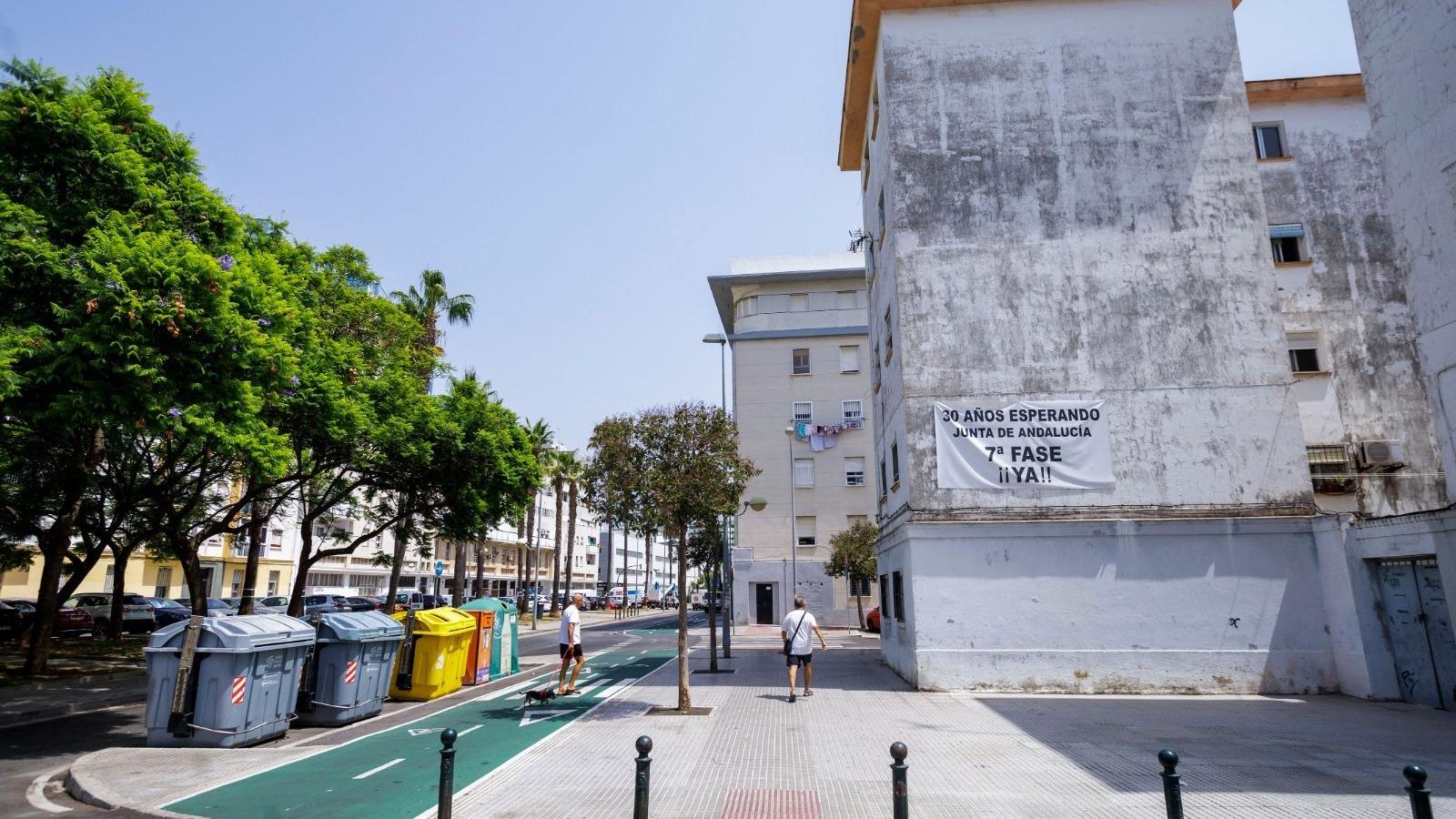 Una pancarta de protesta en el barrio: "30 años esperando. Junta de Andalucía, 7ª fase ¡¡¡ya!!!".