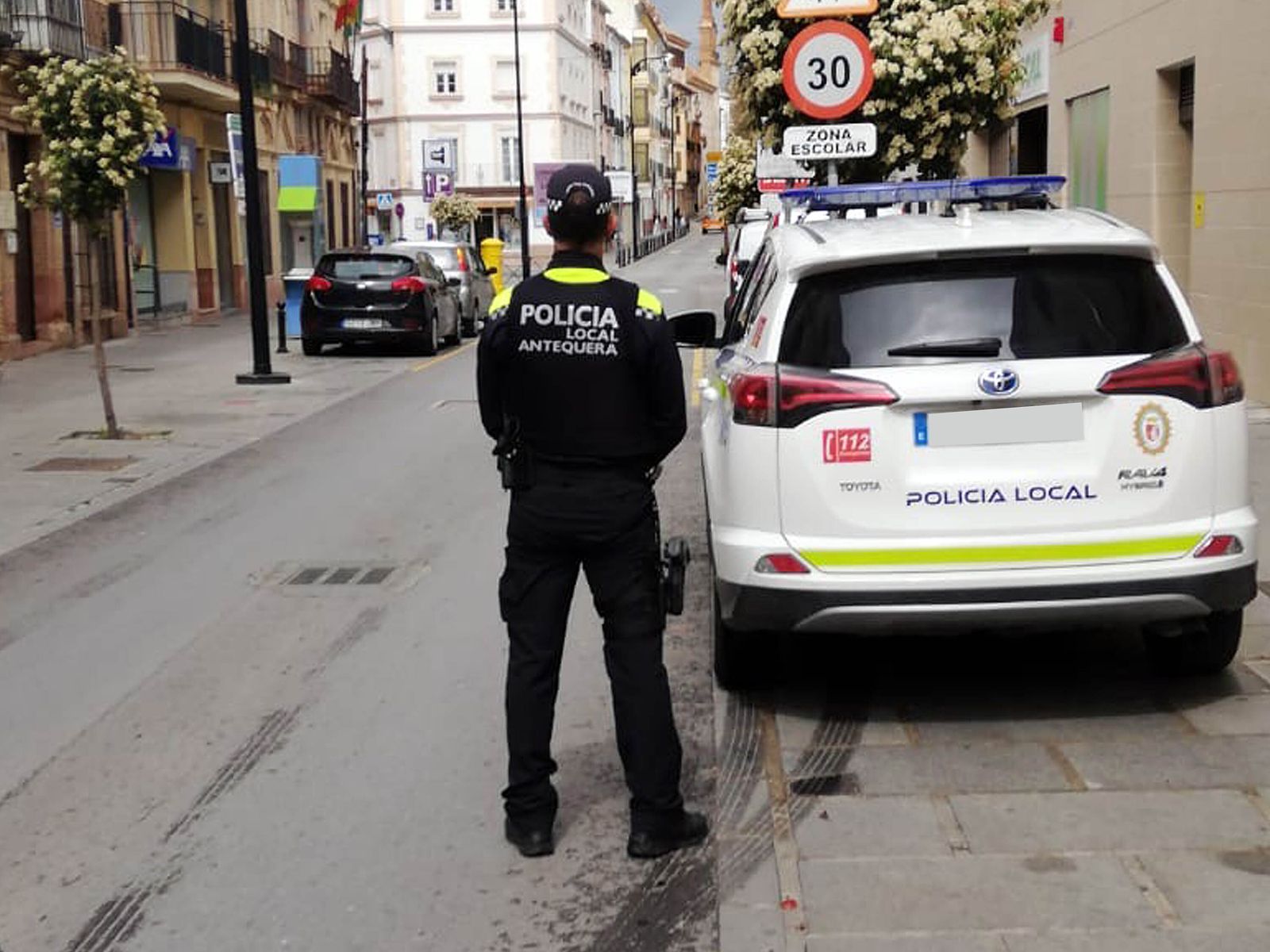 Policía Local de Antequera durante las labores de control