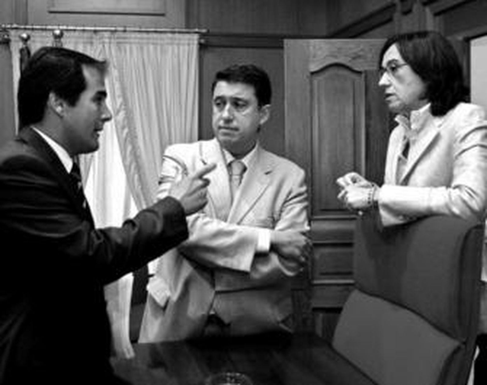 Nieto se dirige a Blanco y Aguilar antes del inicio de un Pleno en el Ayuntamiento.