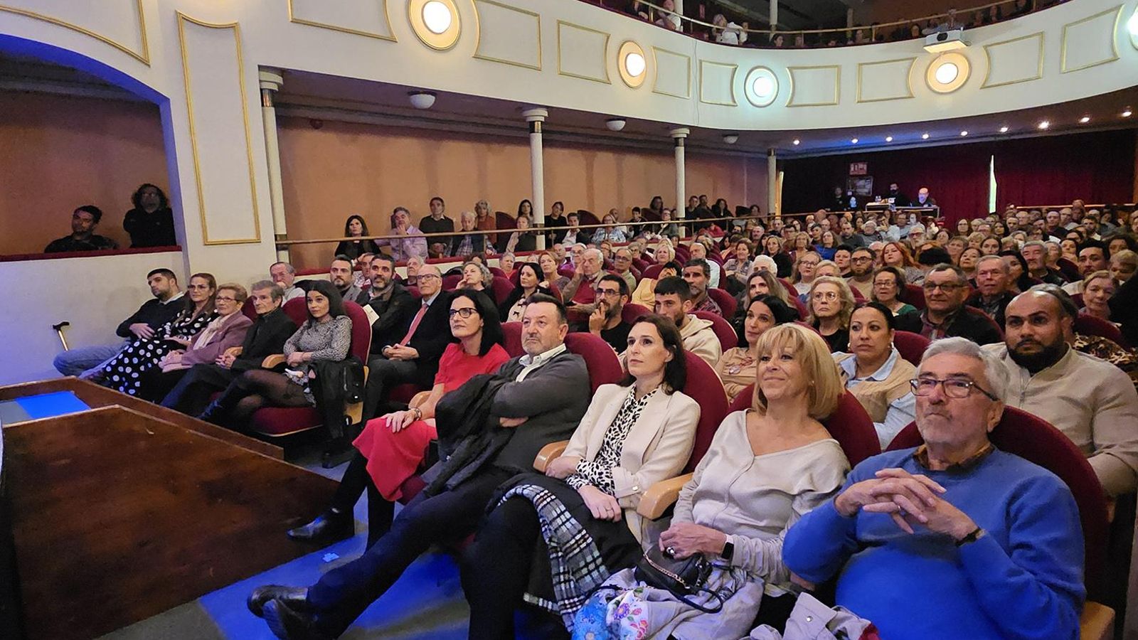 Lleno en el Teatro Apolo en una noche inolvidable para José Sorroche.