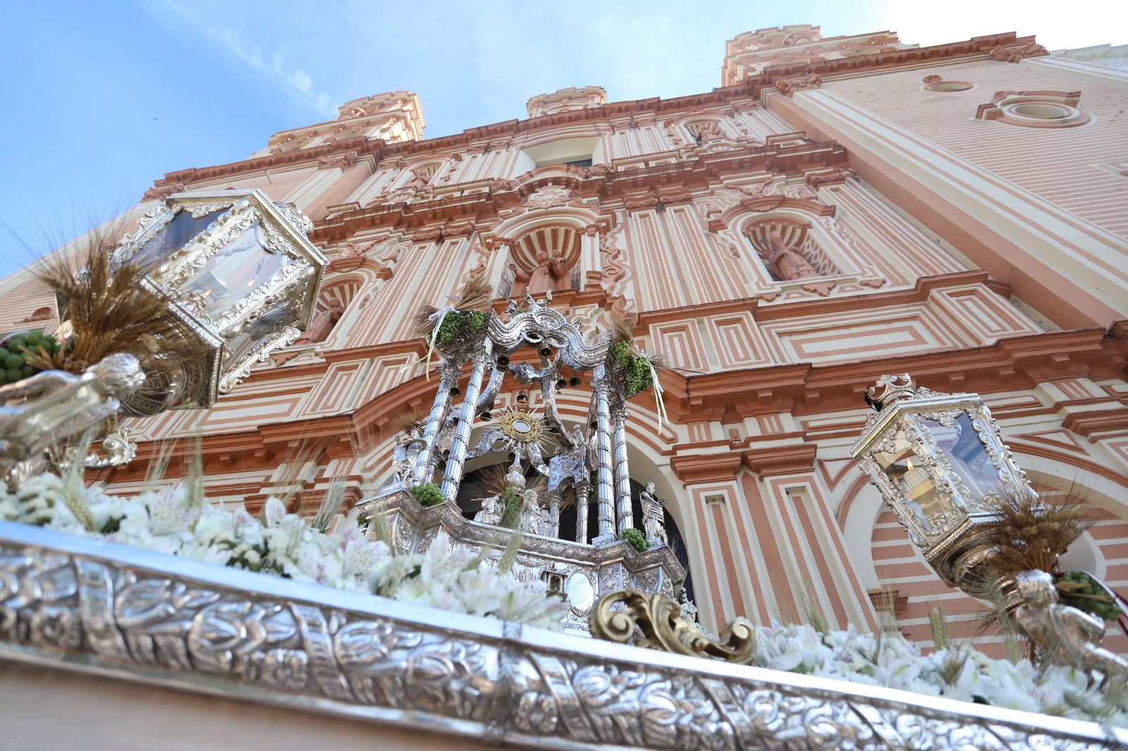 Imágenes del Corpus Christi recorriendo las calles de Huelva