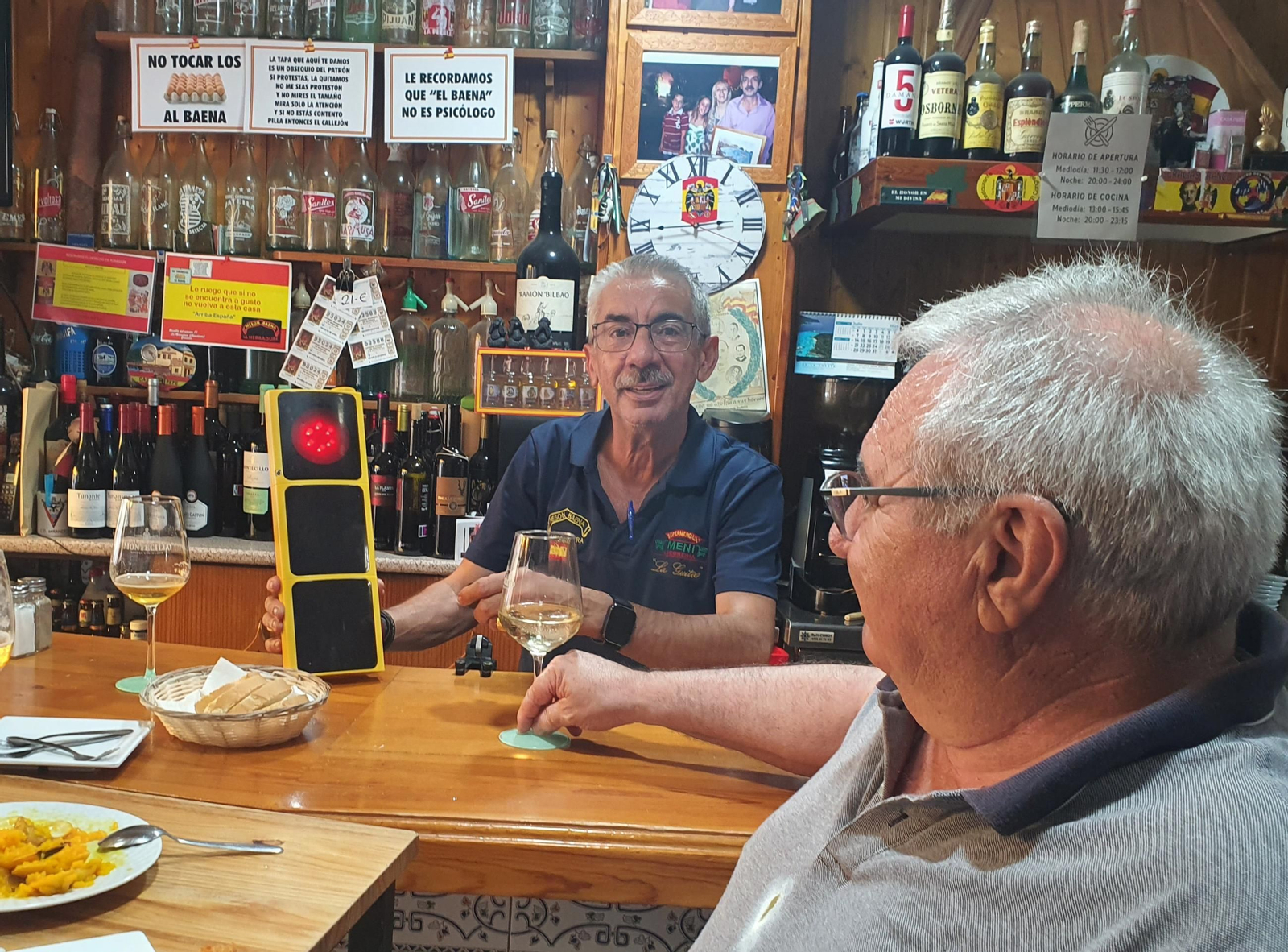 José Luis muestra otro de los elementos del semáforo que ha puesto en su local