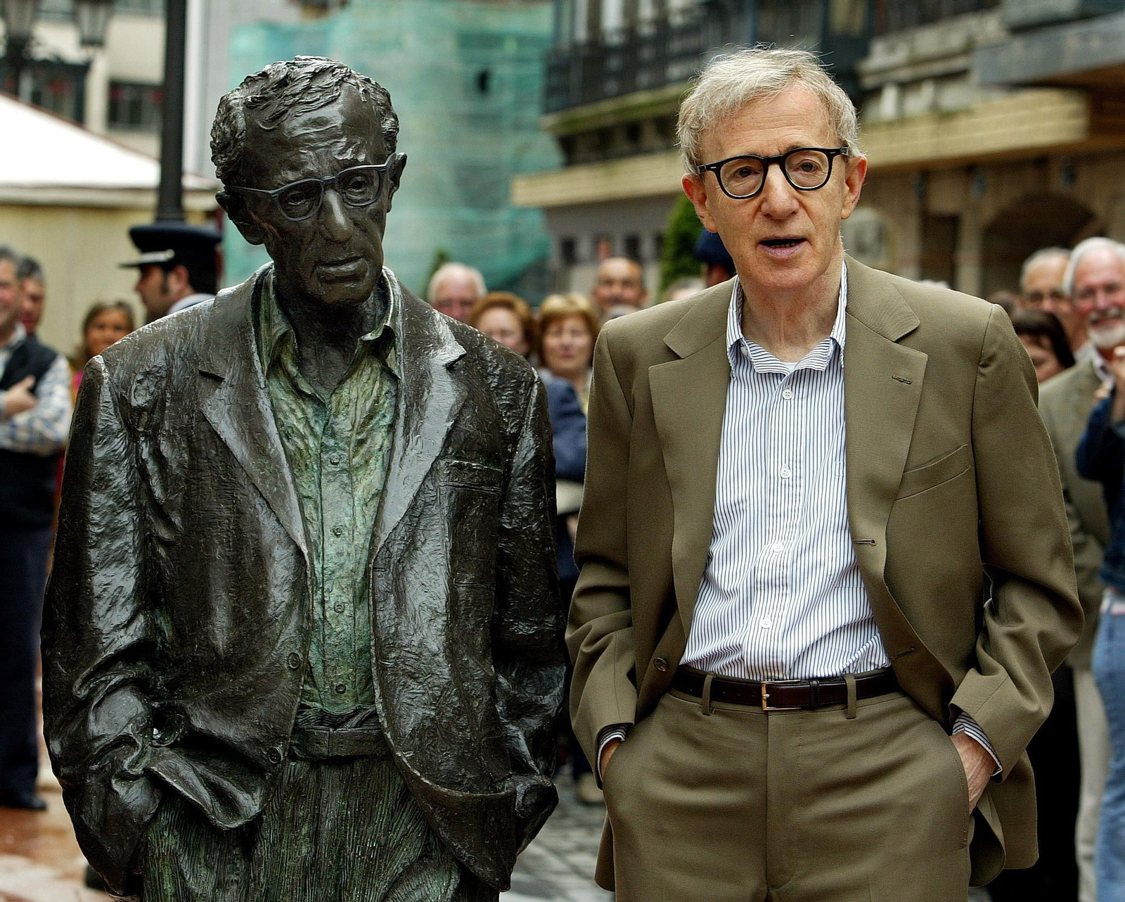 El cineasta Woody Allen posa imitando a la estatua instalada en Oviedo en su honor.
