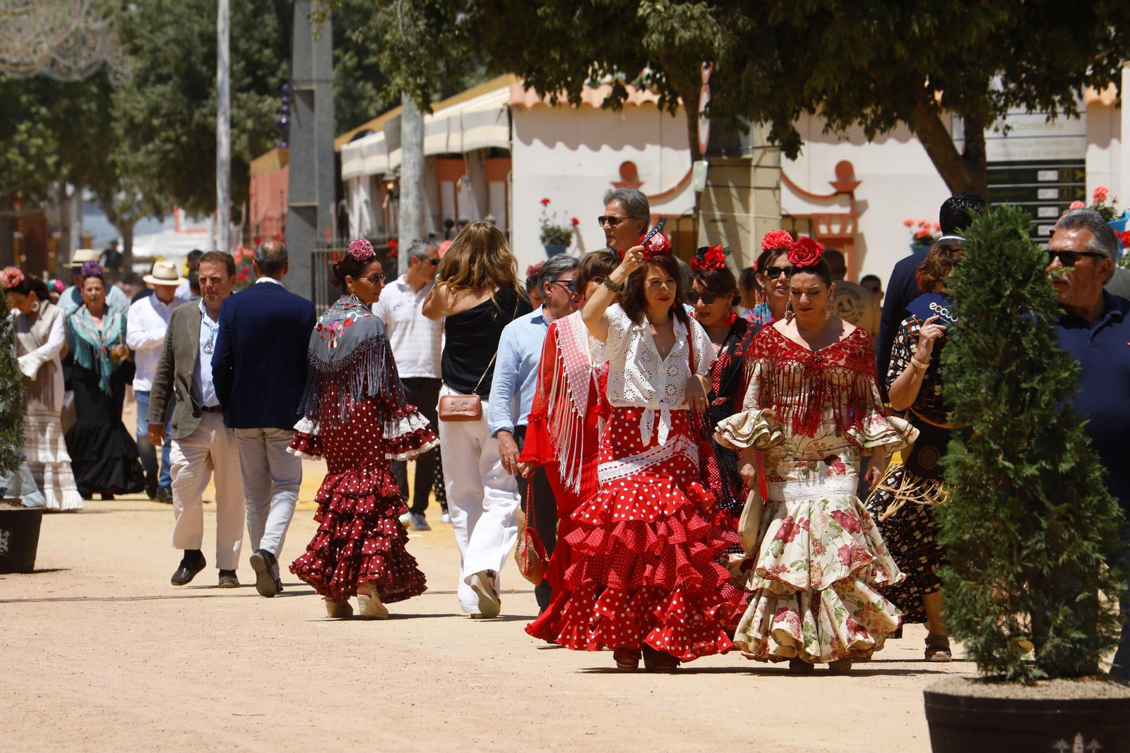 Numerosas personas en la Feria de Nuestra Señora de la Salud 2025.