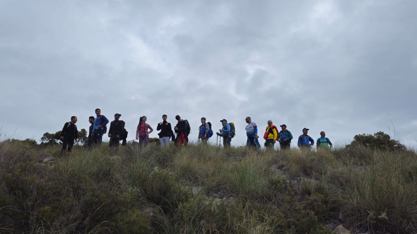 Imagen de algunos senderistas de camino a la cima del Pico del Cielo