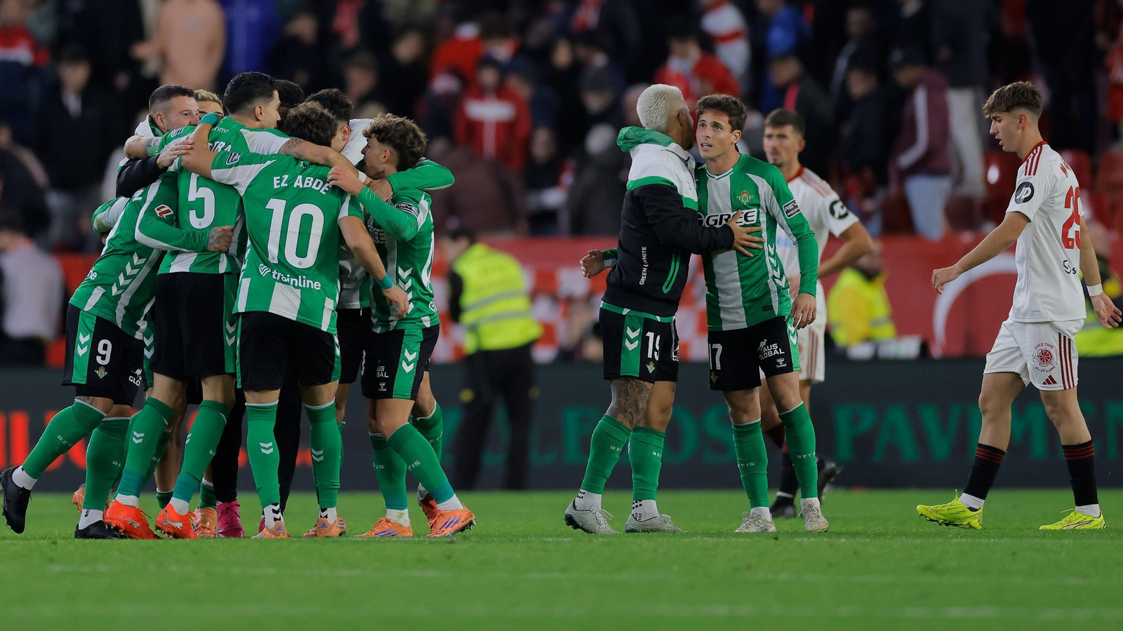 Los futbolistas del Betis celebran haciendo piña el triunfo sobre el Sevilla en el derbi disputado en Nervión.