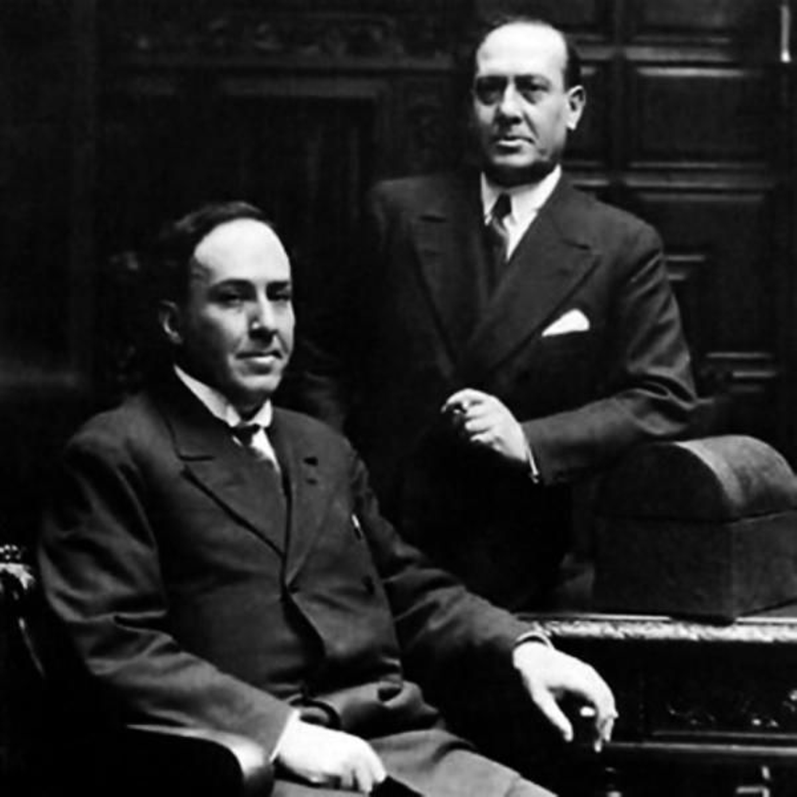 Antonio (sentado) y Manuel Machado en una imagen icónica.