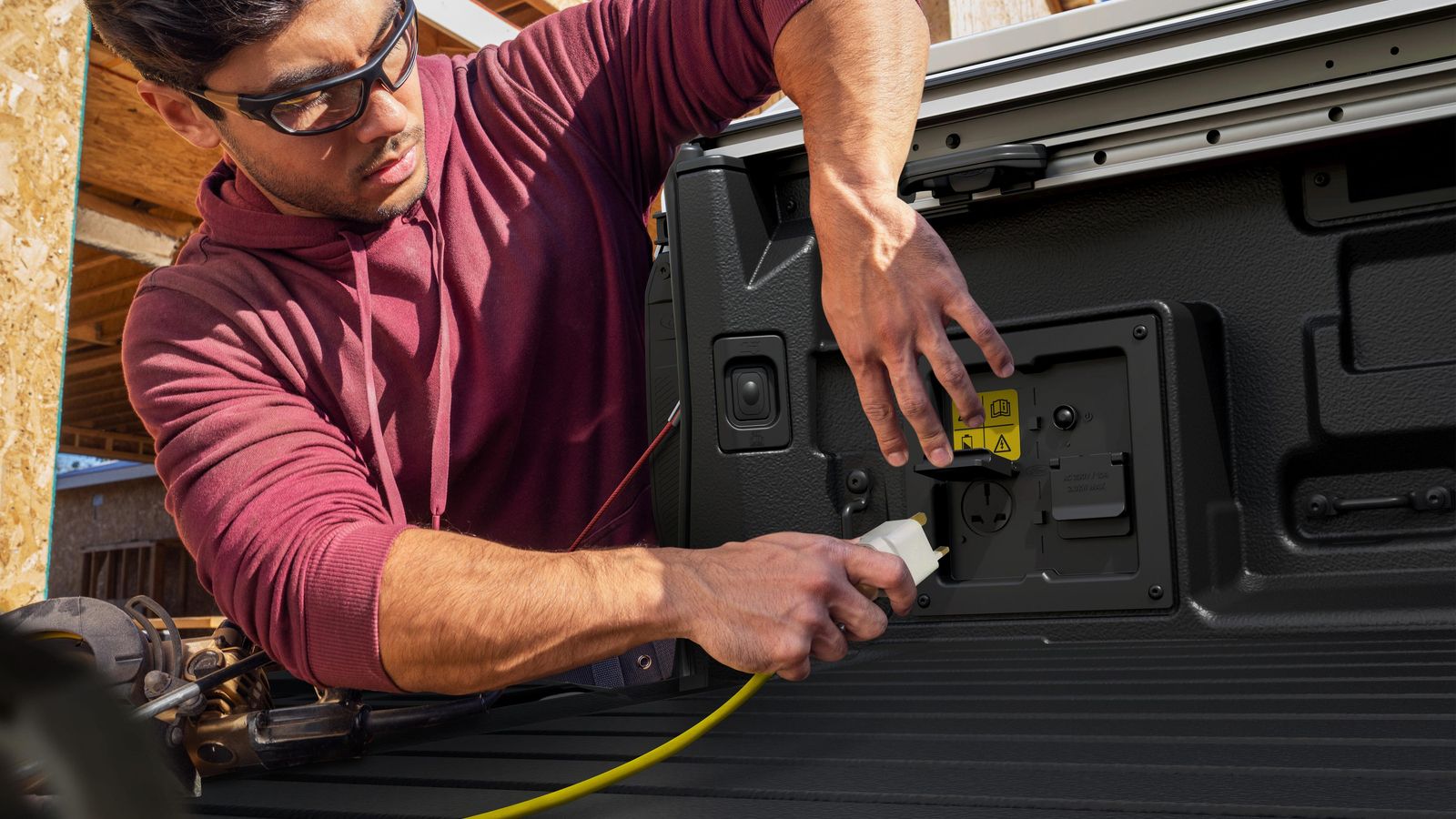 La incorporación de una caja con conectores para enchufes permite proporcionar energía a distintos consumidores eléctricos allí hasta donde pueda llegar este pick-up.
