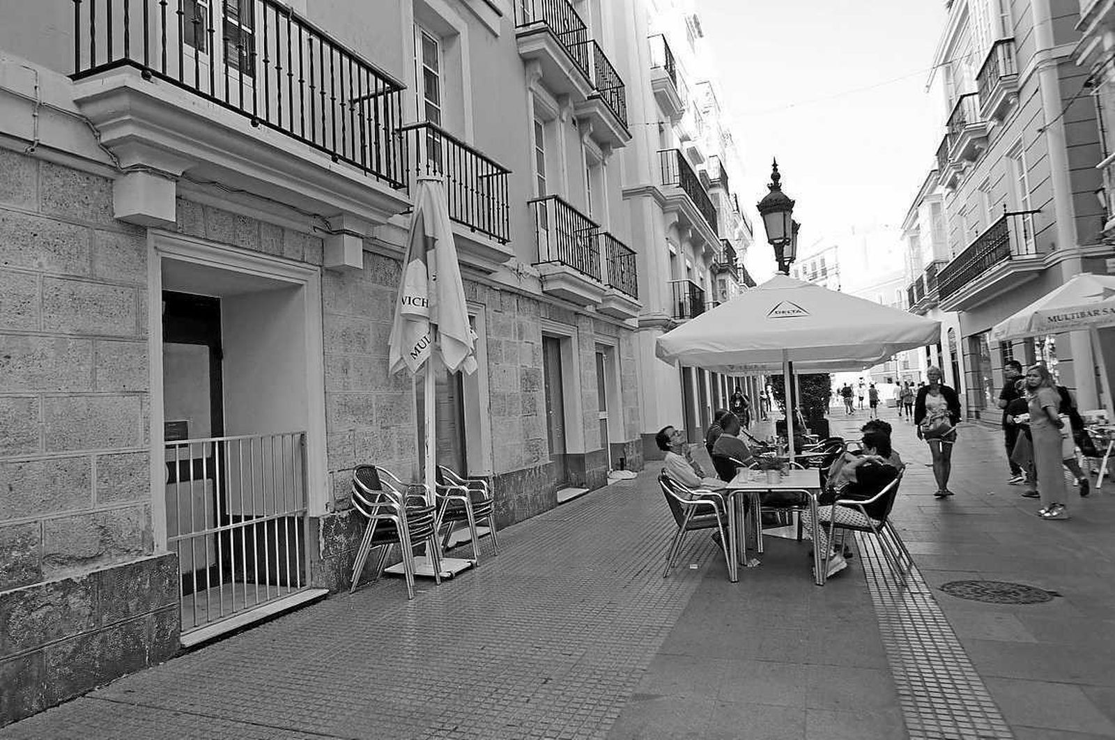 Una terraza delante de una de las sucursales bancarias que ha cerrado en Nueva