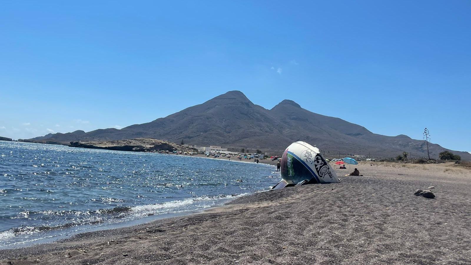 Una de las embarcaciones abandonada en la playa de Los Escullos