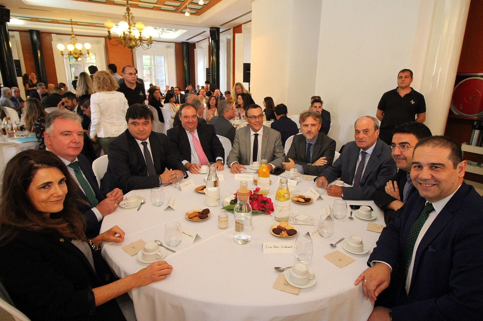Imágenes de la conferencia y desayuno-coloquio de Gabriel Cruz, alcalde de Huelva