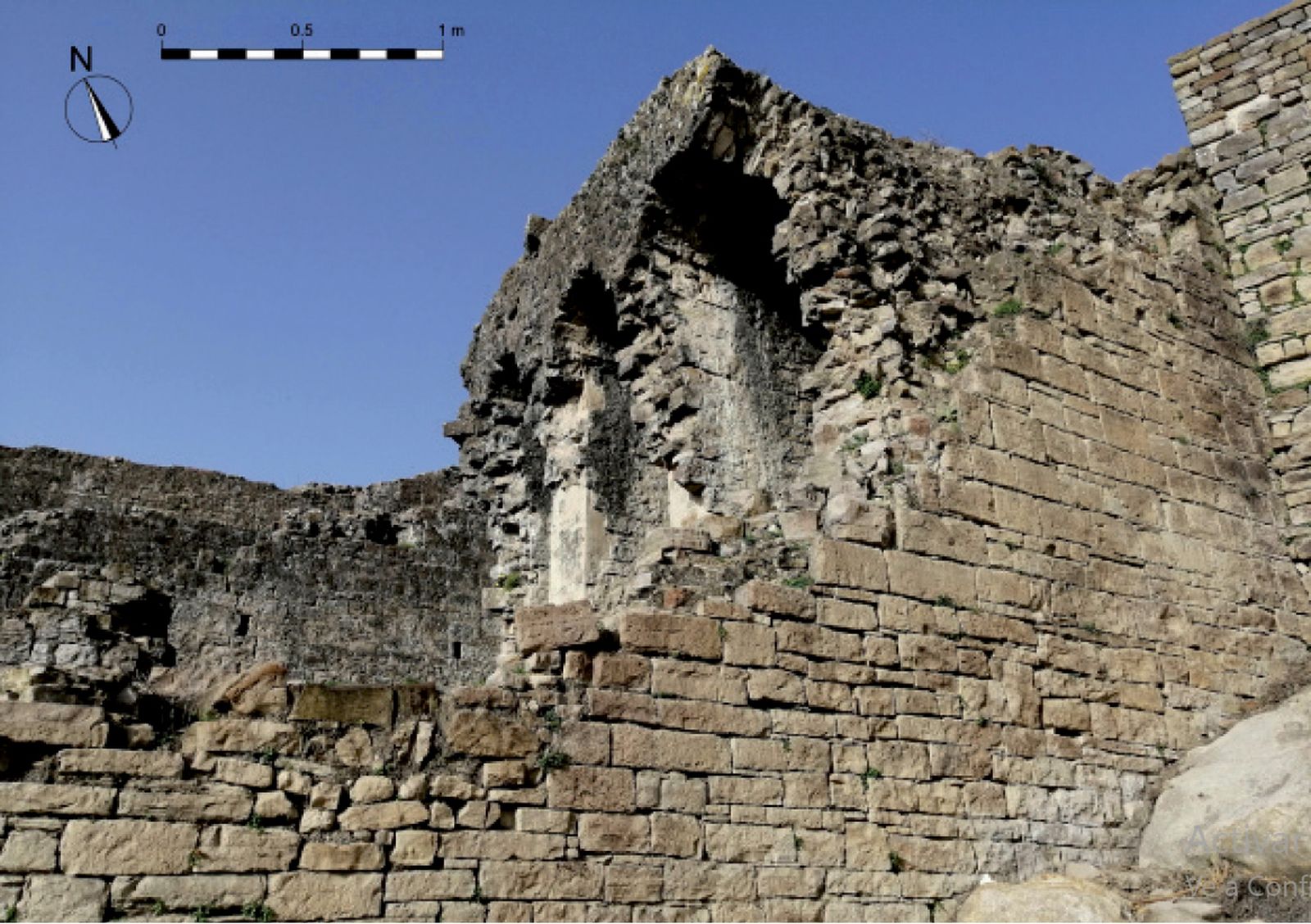 Detalle del aparejo de la fachada meridional de la plataforma y parte de tres de las bóvedas. (Tabales et alii. Revisa SPAL, nº 29-2, 2020).