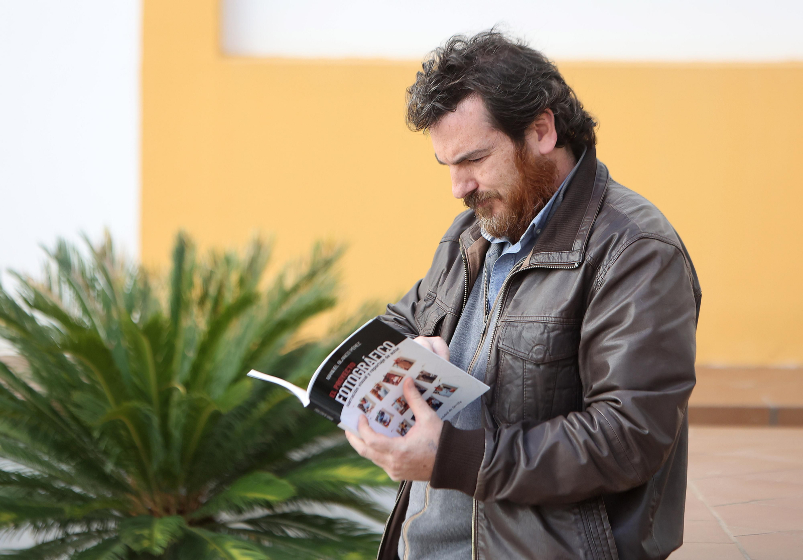 Manuel Blanco, con el manual fotográfico que ha editado la Universidad de Sevilla.