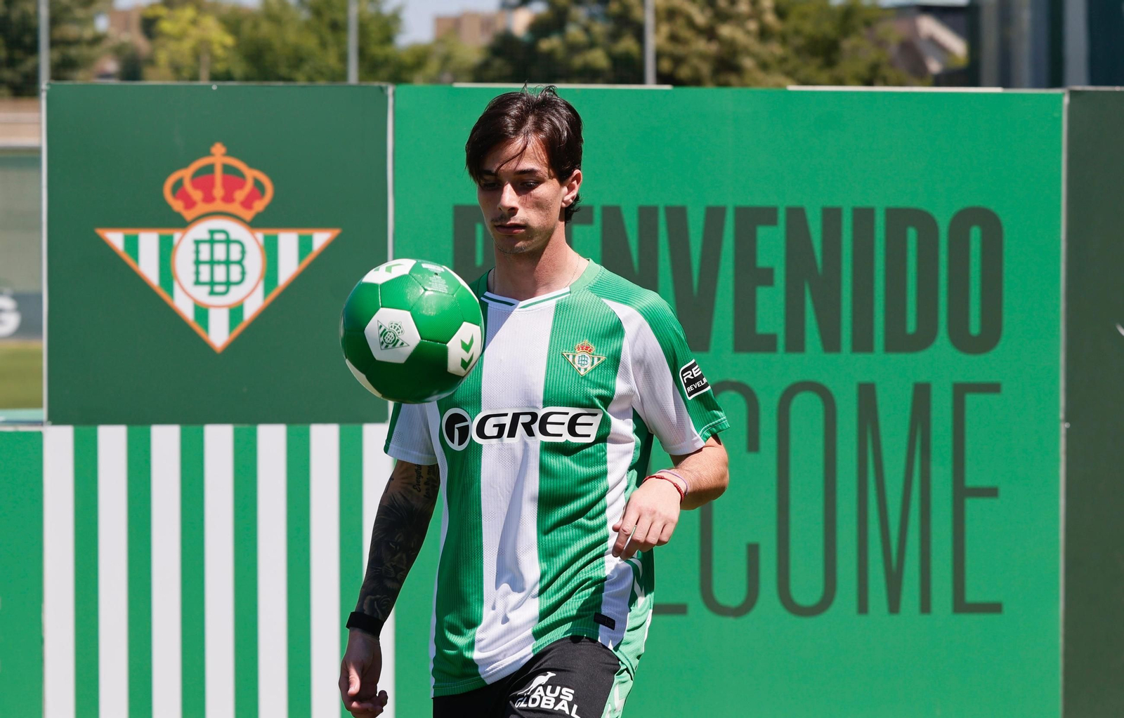 Valentín Gómez posa como verdiblanco en la ciudad deportiva.